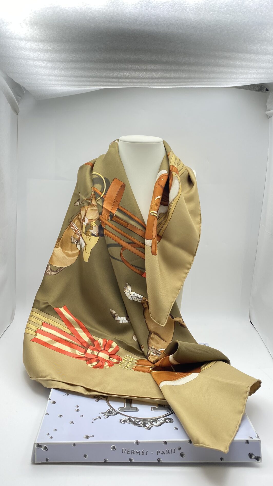 HERMÉS CARRÉ 90 “JUMPING”. BY PHILIPPE LEDOUX. STRAORDINARIO FOULARD VINTAGE ANNI ‘70. - immagine 3