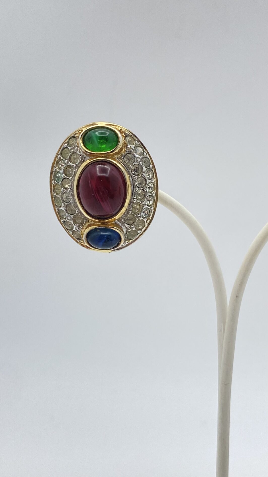 “GROSSE” MERAVIGLIOSI ORECCHINI BULGARI-LIKE IN METALLO GOLDTONE, PASTE DI VETRO CABOCHON E CRISTALLI DIAMOND-LIKE. PARIGI ANNI ‘70. - immagine 5