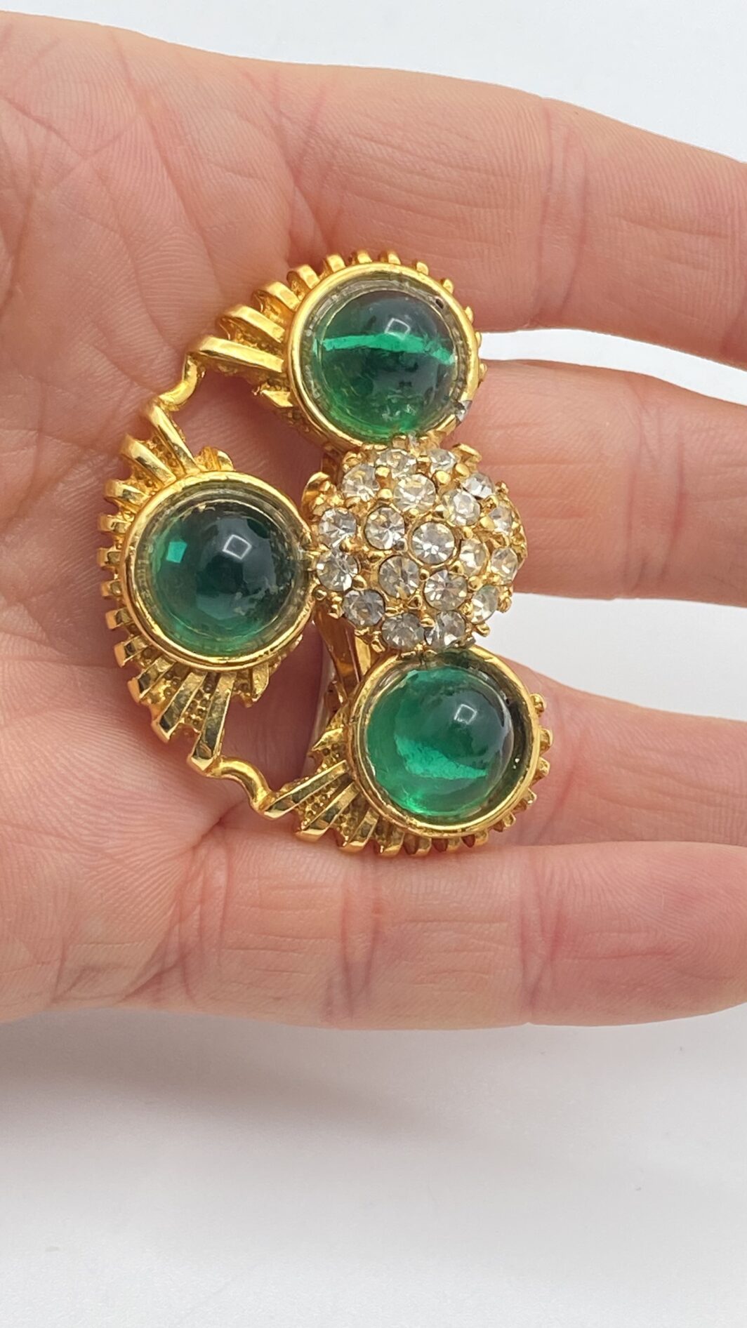 “CASTLECLIFF” MAGNIFICO PAIO DI GRANDI ORECCHINI VINTAGE IN METALLO GOLDTONE, PASTE DI VETRO E CRISTALLI DIAMOND-LIKE. BIGIOTTERIA AMERICANA ANNI ‘60. - immagine 8