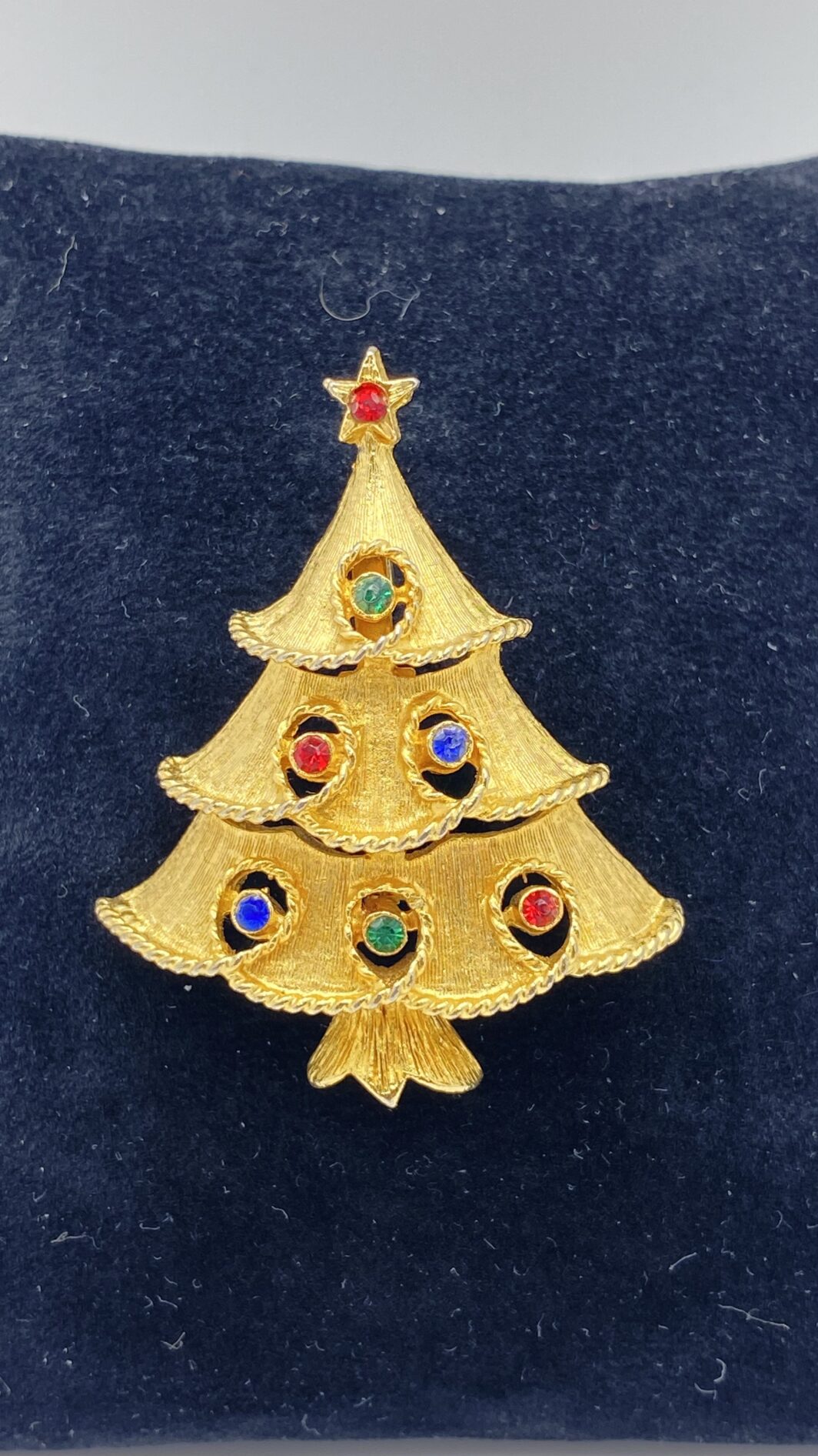 “J.J.” SPILLA VINAGE ANNI ‘50 A FORMA DI ALBERO DI NATALE, IN METALLO GOLDTONE E CRISTALLI POLICROMI. U.S.A. - immagine 2