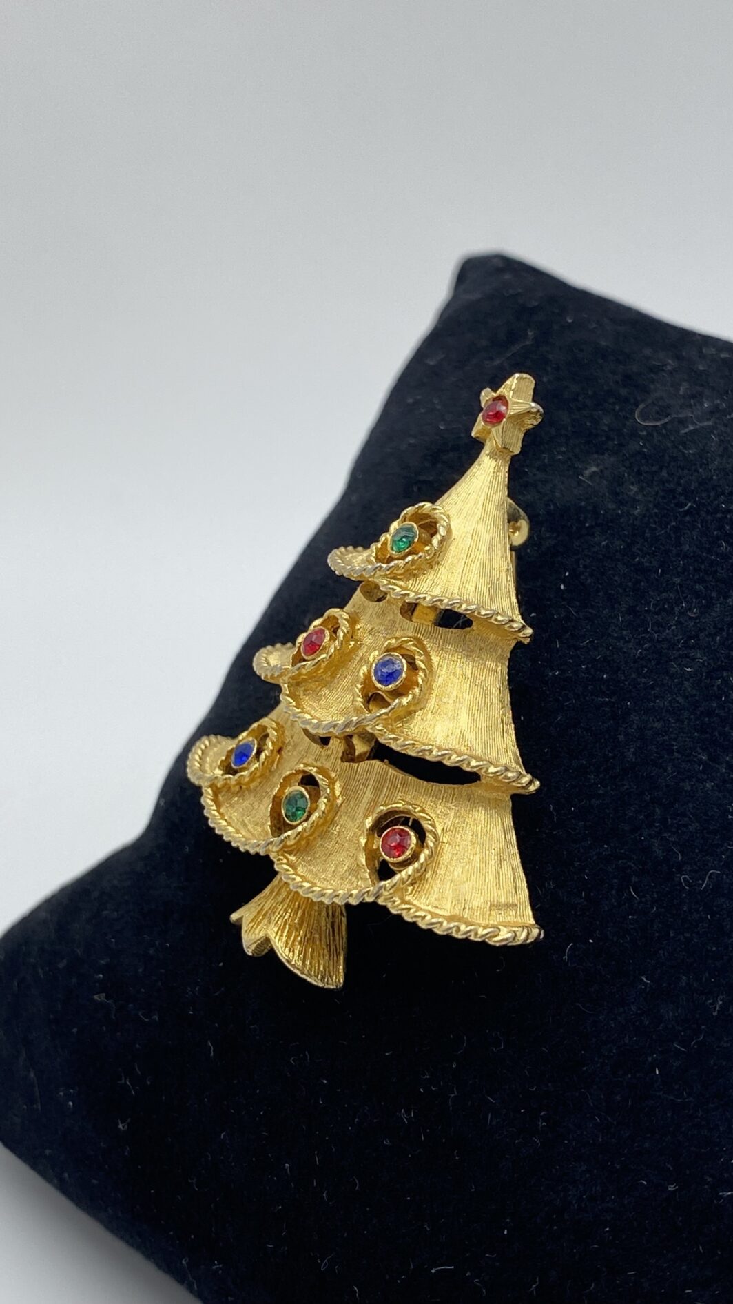 “J.J.” SPILLA VINAGE ANNI ‘50 A FORMA DI ALBERO DI NATALE, IN METALLO GOLDTONE E CRISTALLI POLICROMI. U.S.A. - immagine 8