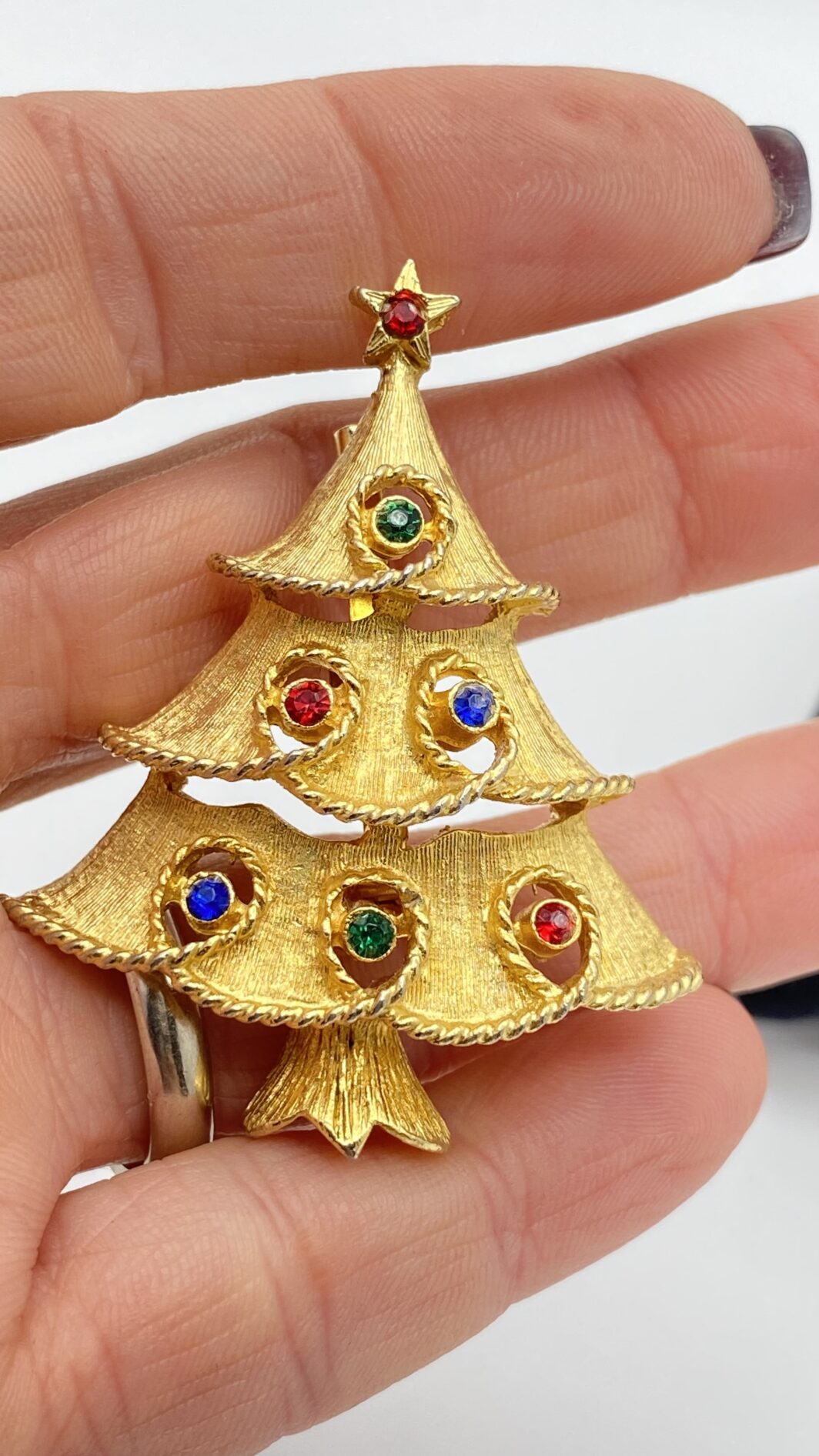 “J.J.” SPILLA VINAGE ANNI ‘50 A FORMA DI ALBERO DI NATALE, IN METALLO GOLDTONE E CRISTALLI POLICROMI. U.S.A. - immagine 4