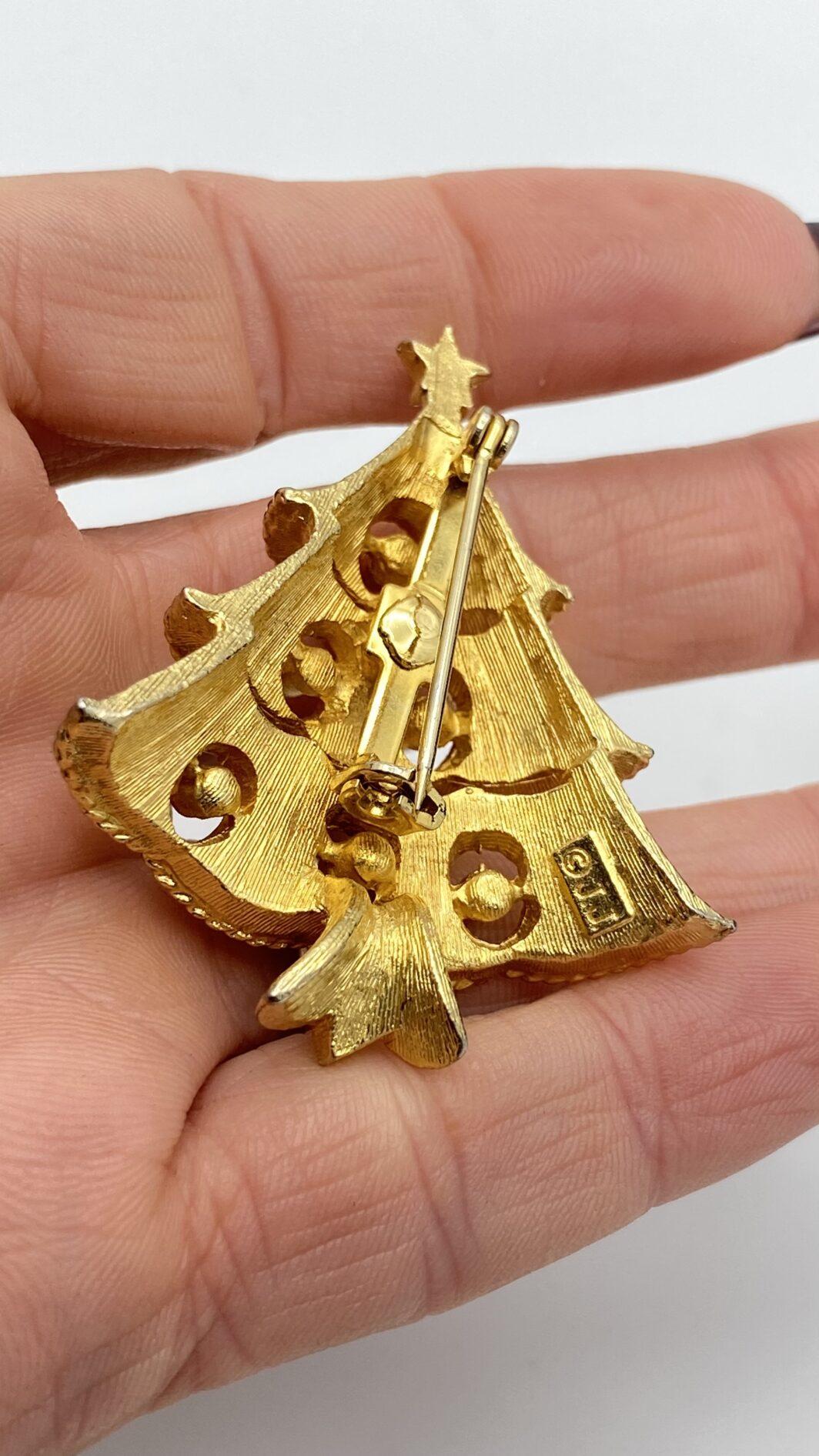 “J.J.” SPILLA VINAGE ANNI ‘50 A FORMA DI ALBERO DI NATALE, IN METALLO GOLDTONE E CRISTALLI POLICROMI. U.S.A. - immagine 6