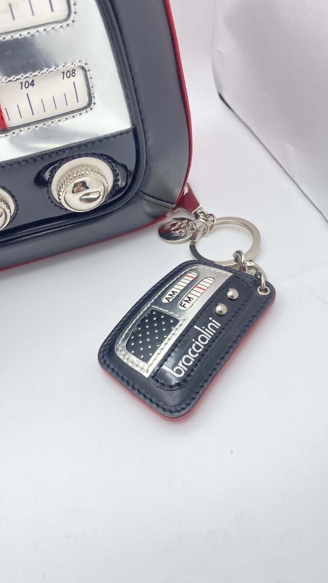 ICONICA BORSA RADIO BRACCIALINI: DESIGN UNICO E STILE VINTAGE - immagine 35