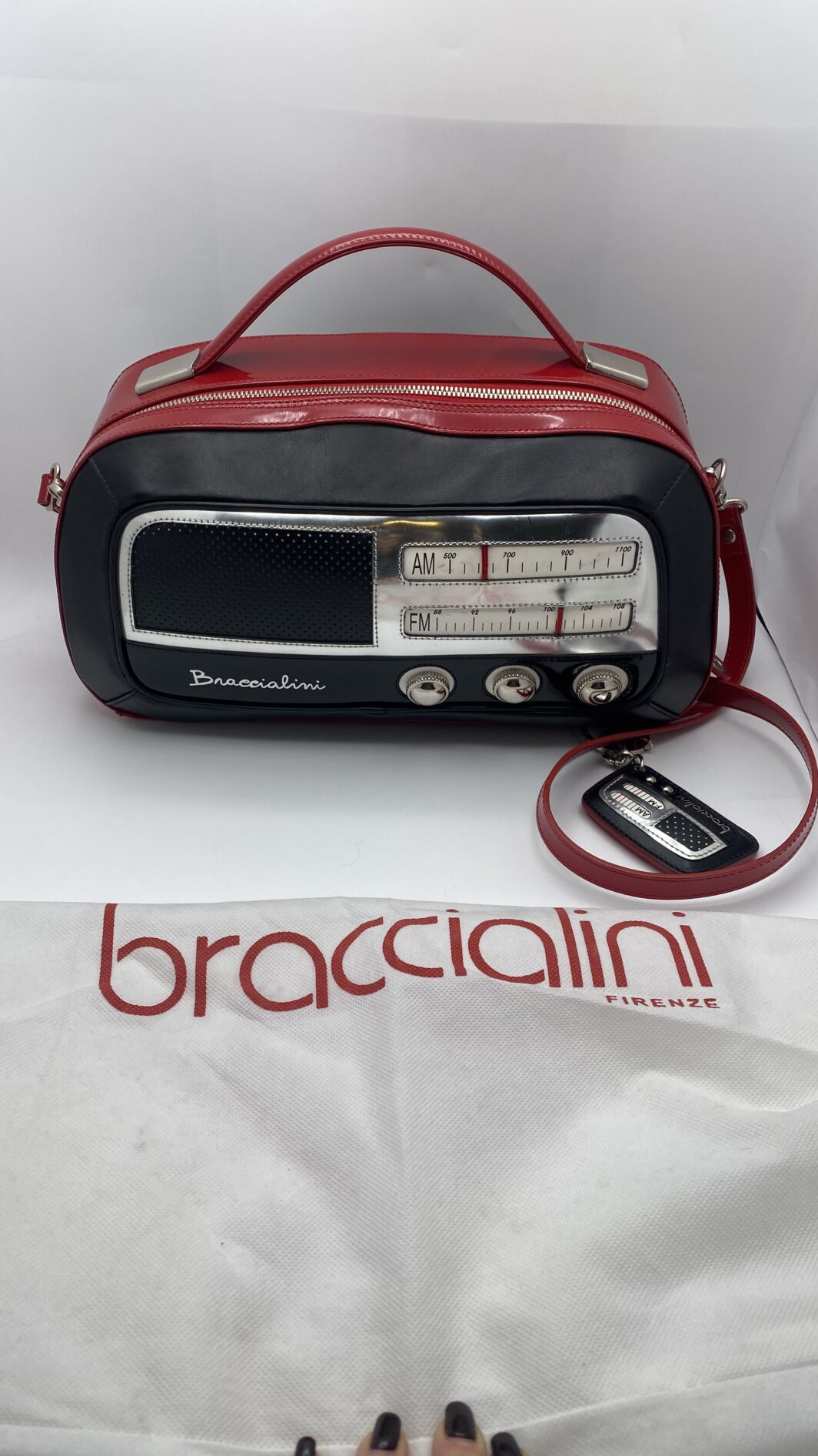 ICONICA BORSA RADIO BRACCIALINI: DESIGN UNICO E STILE VINTAGE - immagine 3