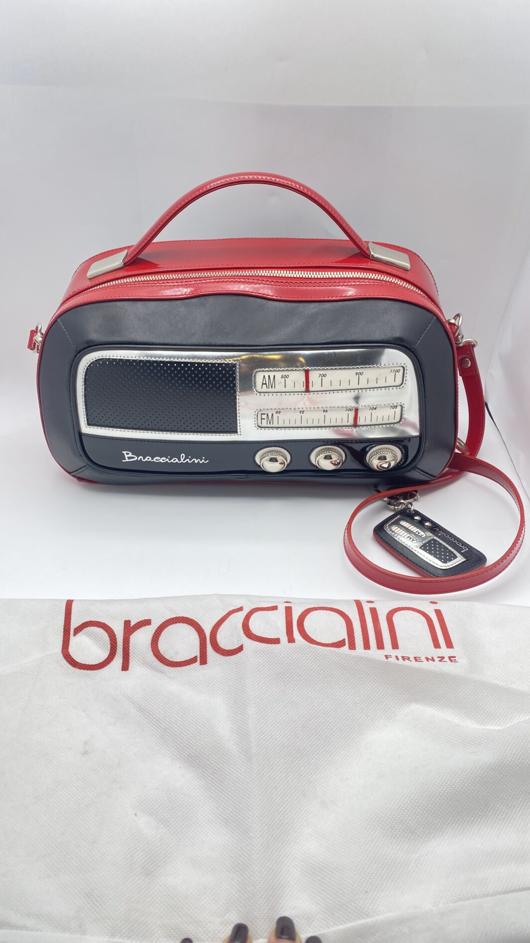 ICONICA BORSA RADIO BRACCIALINI: DESIGN UNICO E STILE VINTAGE