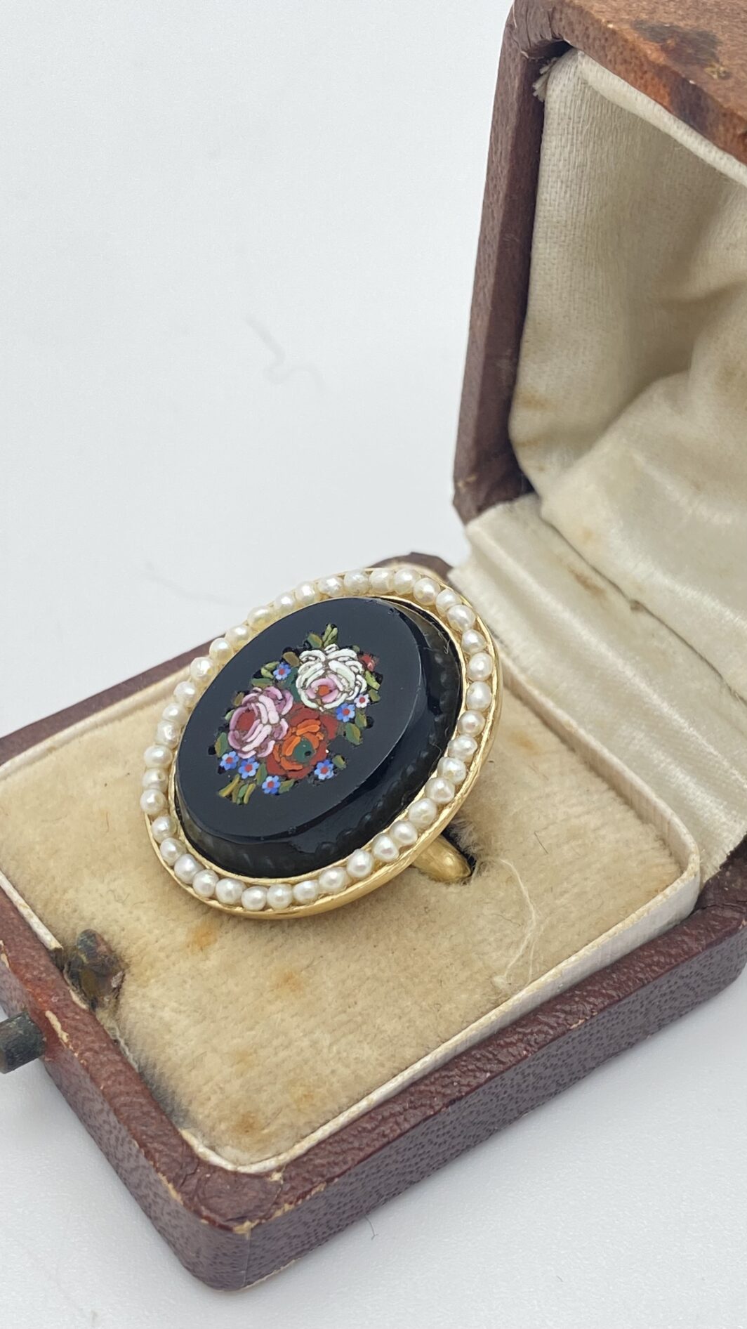 ANELLO IN ORO 9KT CON MICROMOSAICO DI SCUOLA ROMANA DEL XIX SECOLO, CON CORNICE DI MICROPERLE.