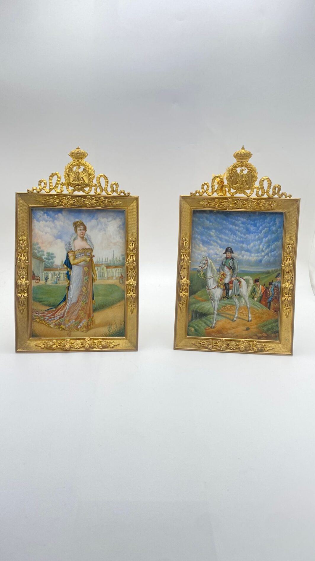 STRAORDINARIO PAIO DI MINIATURE DIPINTE A MANO SU AVORIO, RAFFIGURANTI NAPOLEONE BONAPARTE E MARIA LUIGIA D’AUSTRIA, FIRMATE RISPETTIVAMENTE DAI PITTORI “A. ORSELLI” E “E. ROSSEAU”, CON PREGIATE CORNICI IN BRONZO DORATO. FRANCIA, XIX sec.