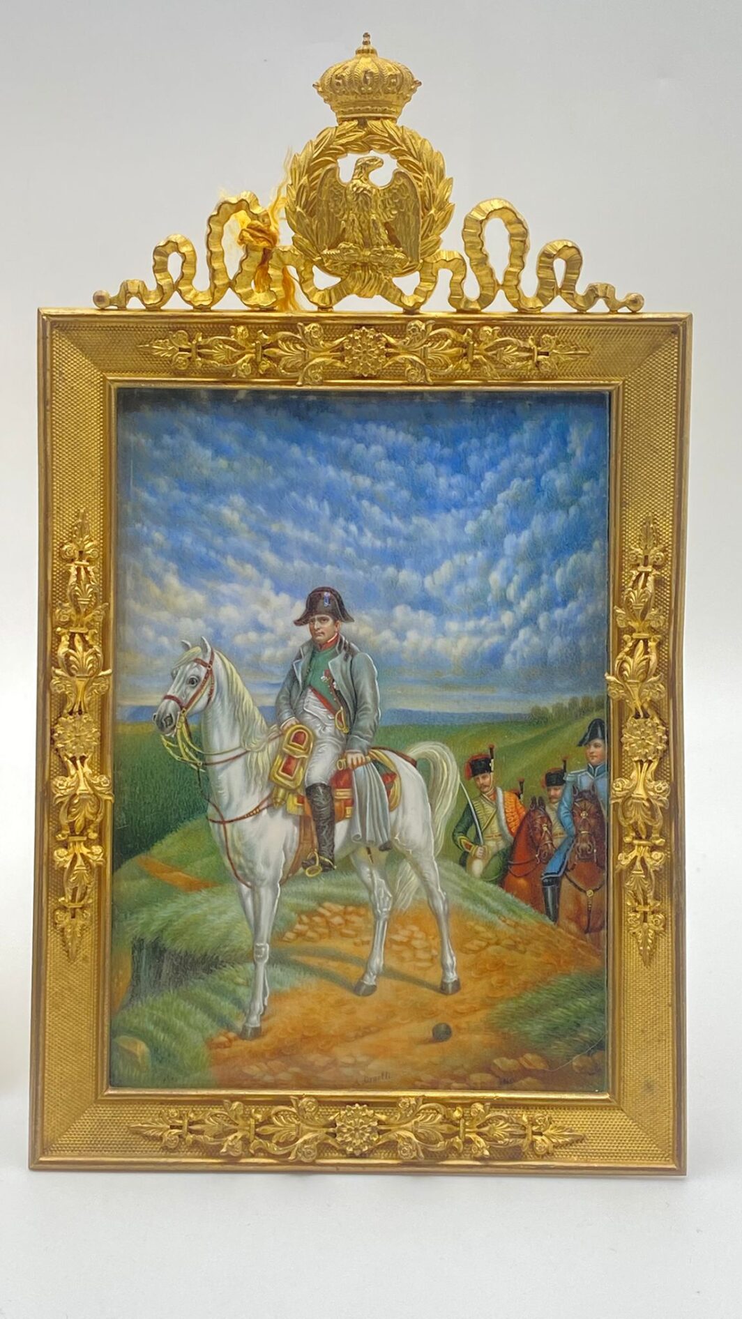 STRAORDINARIO PAIO DI MINIATURE DIPINTE A MANO SU AVORIO, RAFFIGURANTI NAPOLEONE BONAPARTE E MARIA LUIGIA D’AUSTRIA, FIRMATE RISPETTIVAMENTE DAI PITTORI “A. ORSELLI” E “E. ROSSEAU”, CON PREGIATE CORNICI IN BRONZO DORATO. FRANCIA, XIX sec. - immagine 3