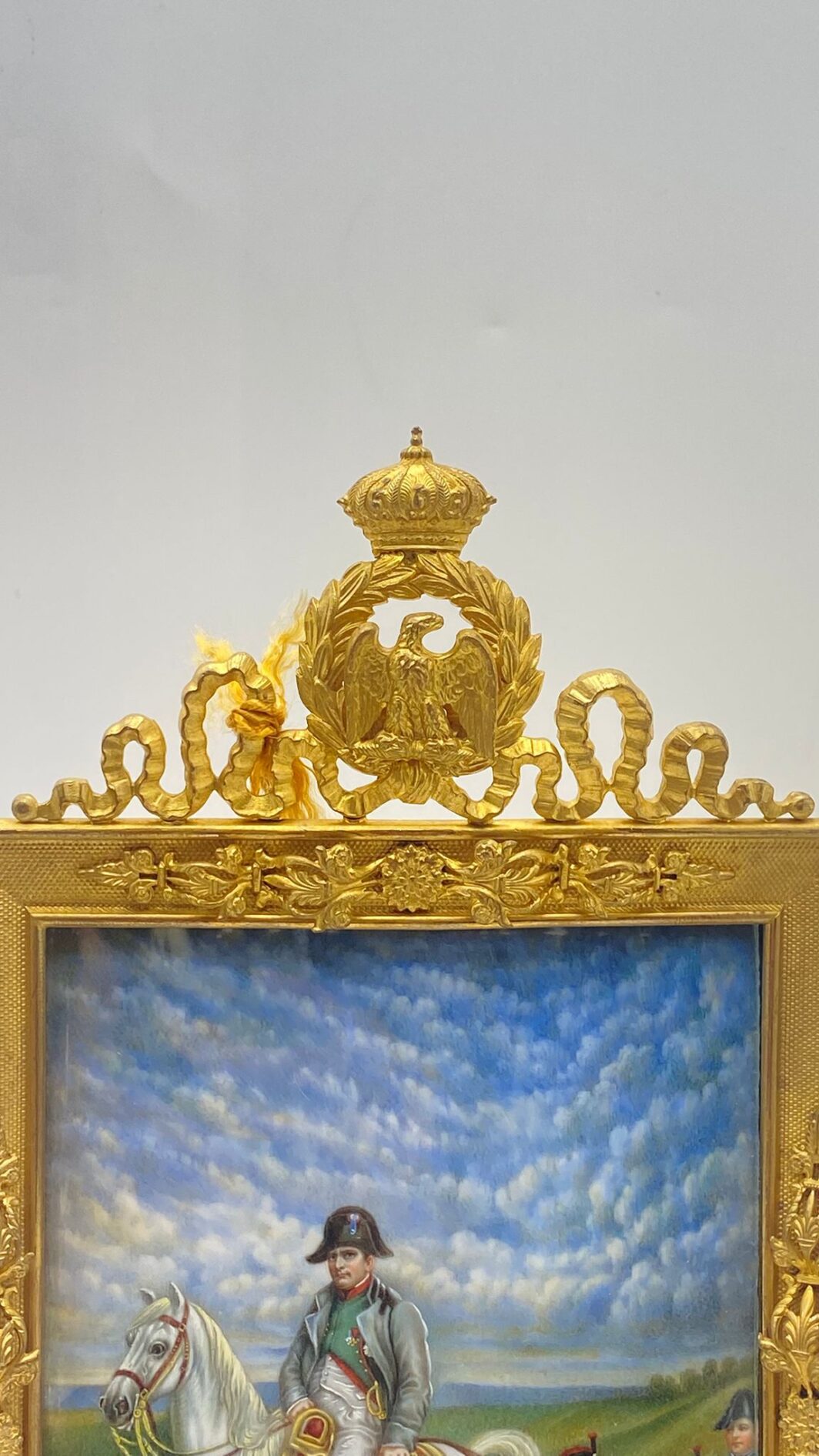 STRAORDINARIO PAIO DI MINIATURE DIPINTE A MANO SU AVORIO, RAFFIGURANTI NAPOLEONE BONAPARTE E MARIA LUIGIA D’AUSTRIA, FIRMATE RISPETTIVAMENTE DAI PITTORI “A. ORSELLI” E “E. ROSSEAU”, CON PREGIATE CORNICI IN BRONZO DORATO. FRANCIA, XIX sec. - immagine 15