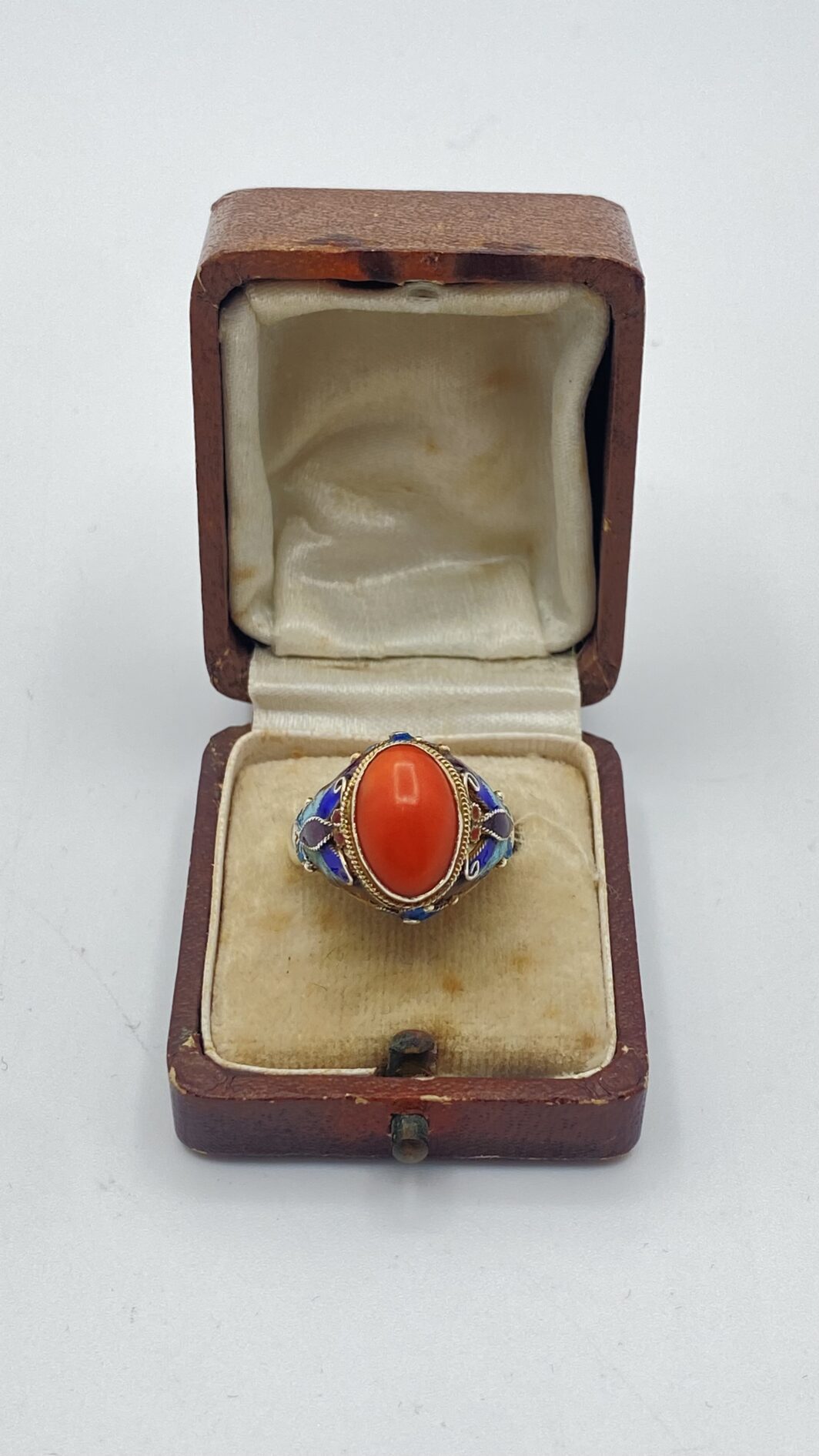 RAFFINATO ANELLO ANTICO CINESE IN ARGENTO CON SMALTI CLOISONNÉ E CORALLO ROSSO, PRIMI ’900. - immagine 2