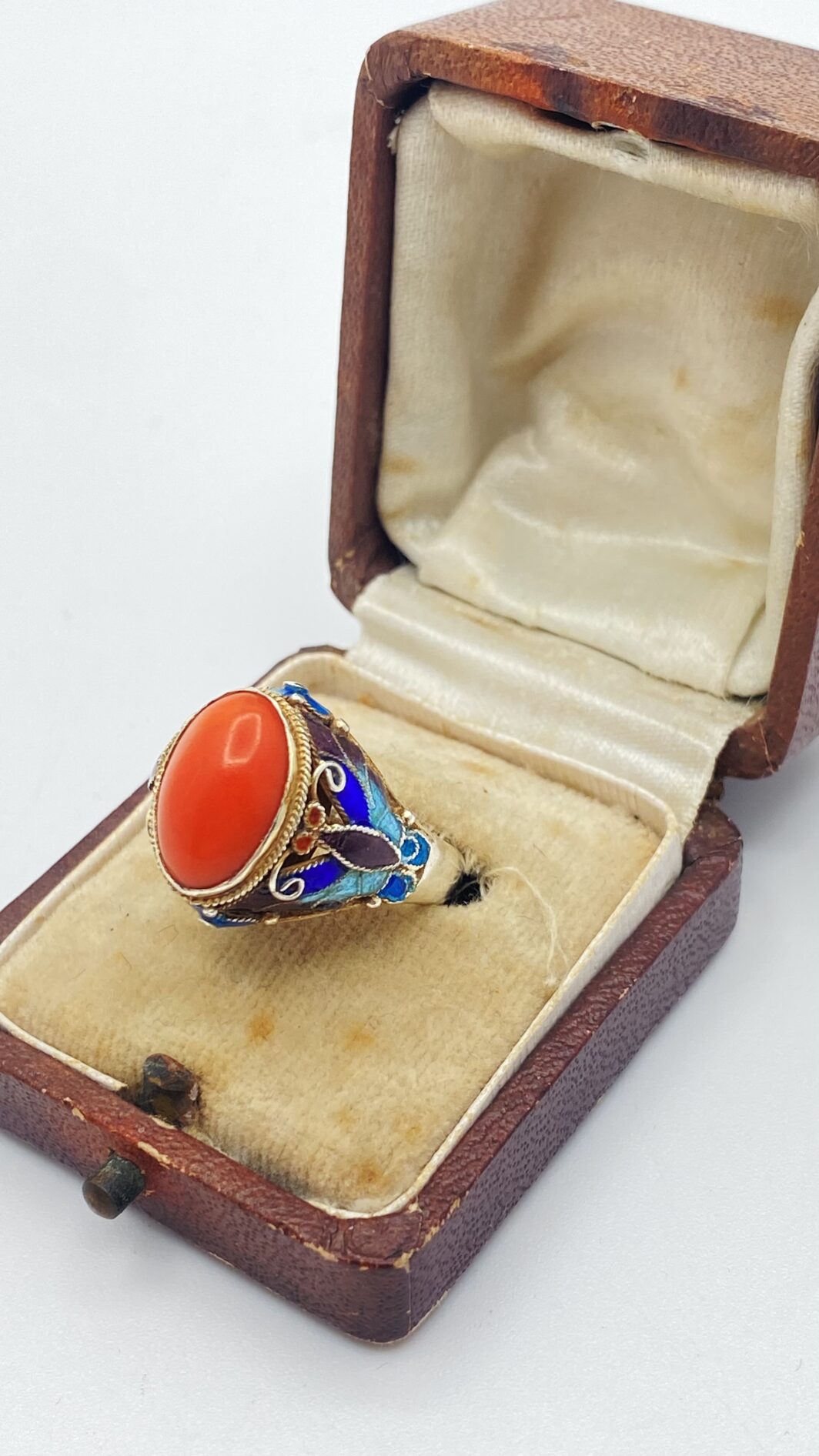 RAFFINATO ANELLO ANTICO CINESE IN ARGENTO CON SMALTI CLOISONNÉ E CORALLO ROSSO, PRIMI ’900. - immagine 3