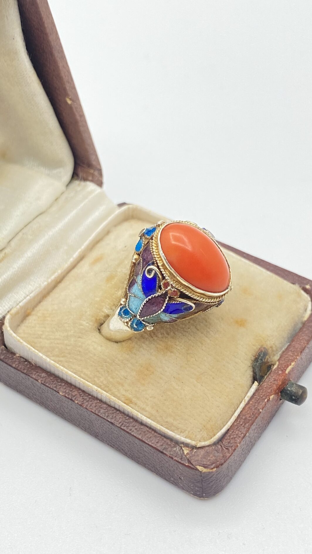 RAFFINATO ANELLO ANTICO CINESE IN ARGENTO CON SMALTI CLOISONNÉ E CORALLO ROSSO, PRIMI ’900.