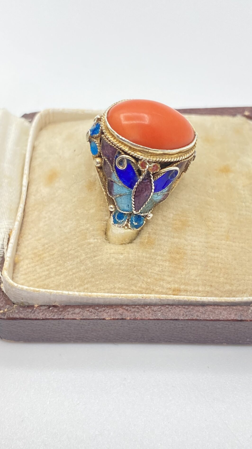 RAFFINATO ANELLO ANTICO CINESE IN ARGENTO CON SMALTI CLOISONNÉ E CORALLO ROSSO, PRIMI ’900. - immagine 5