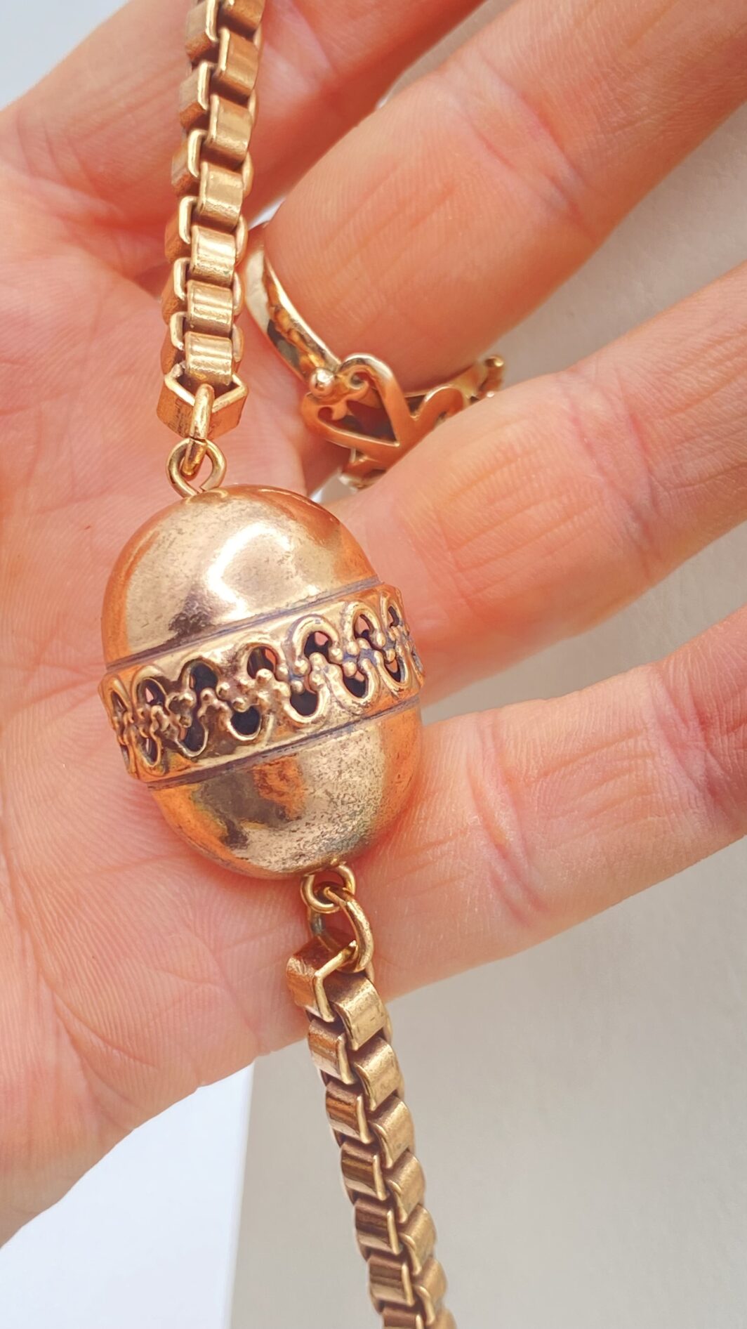 IMPORTANTE E LUNGA COLLANA LIBERTY IN METALLO DORATO ROSATO, CON CATENA VENEZIANA INTERVALLATA DA OVALI. - immagine 6