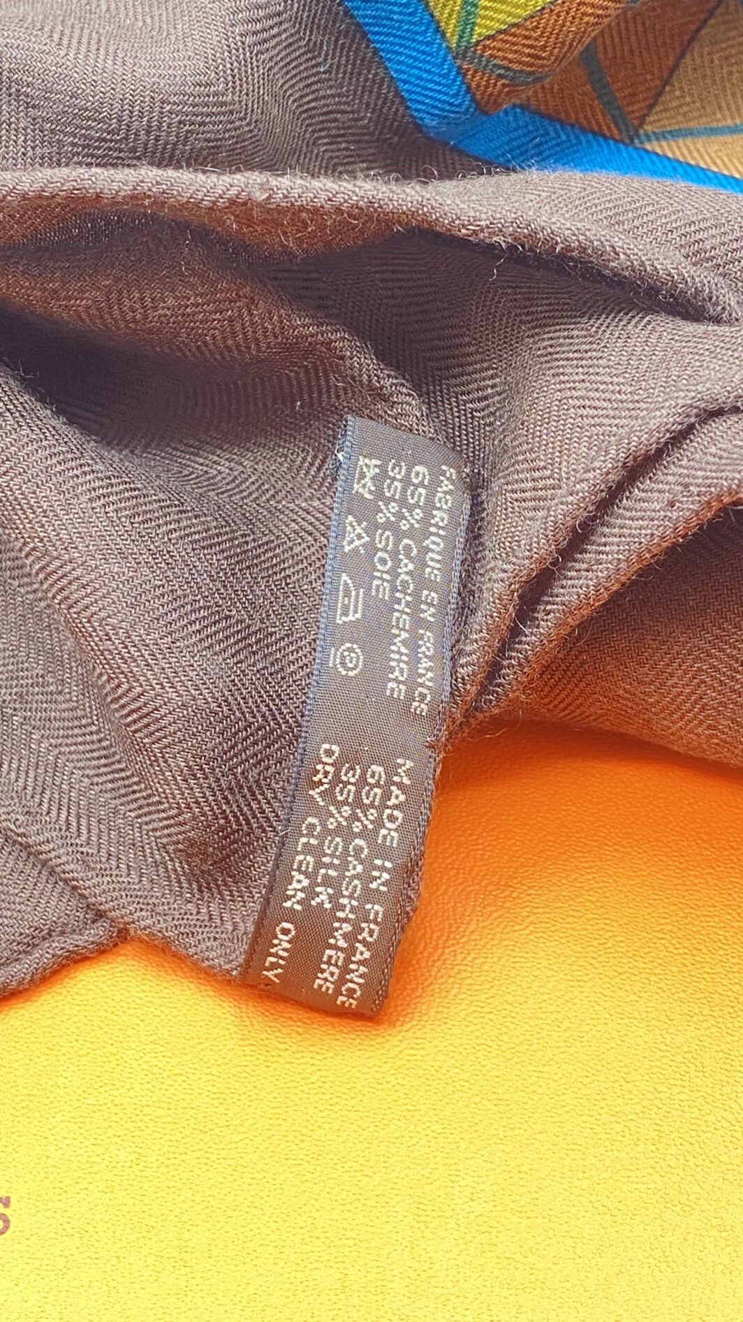 HERMÈS CHÂLE VINTAGE “CENT PLIS DES MIAO” BY ALINE HONORÉ (140cm) IN CASHMERE E SETA, CON SCATOLA ORIGINALE. - immagine 4