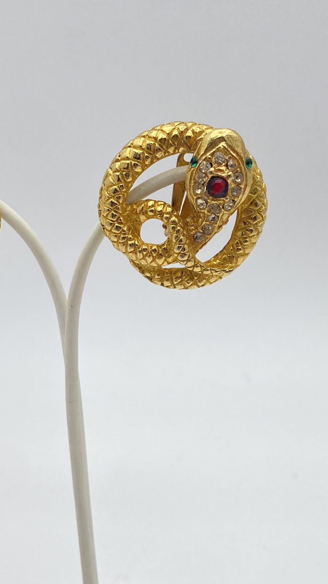 ORECCHINI VINTAGE CON SERPENTI IN METALLO GOLDTONE E CRISTALLI POLICROMI. BIGIOTTERIA ANNI ‘80. - immagine 8