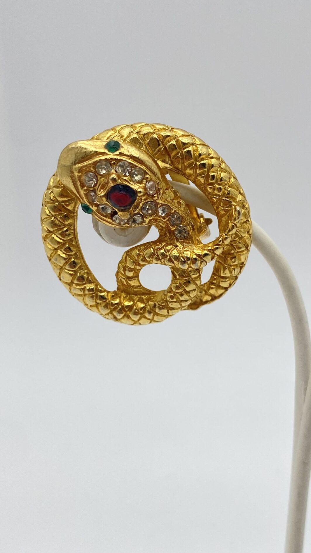 ORECCHINI VINTAGE CON SERPENTI IN METALLO GOLDTONE E CRISTALLI POLICROMI. BIGIOTTERIA ANNI ‘80. - immagine 9