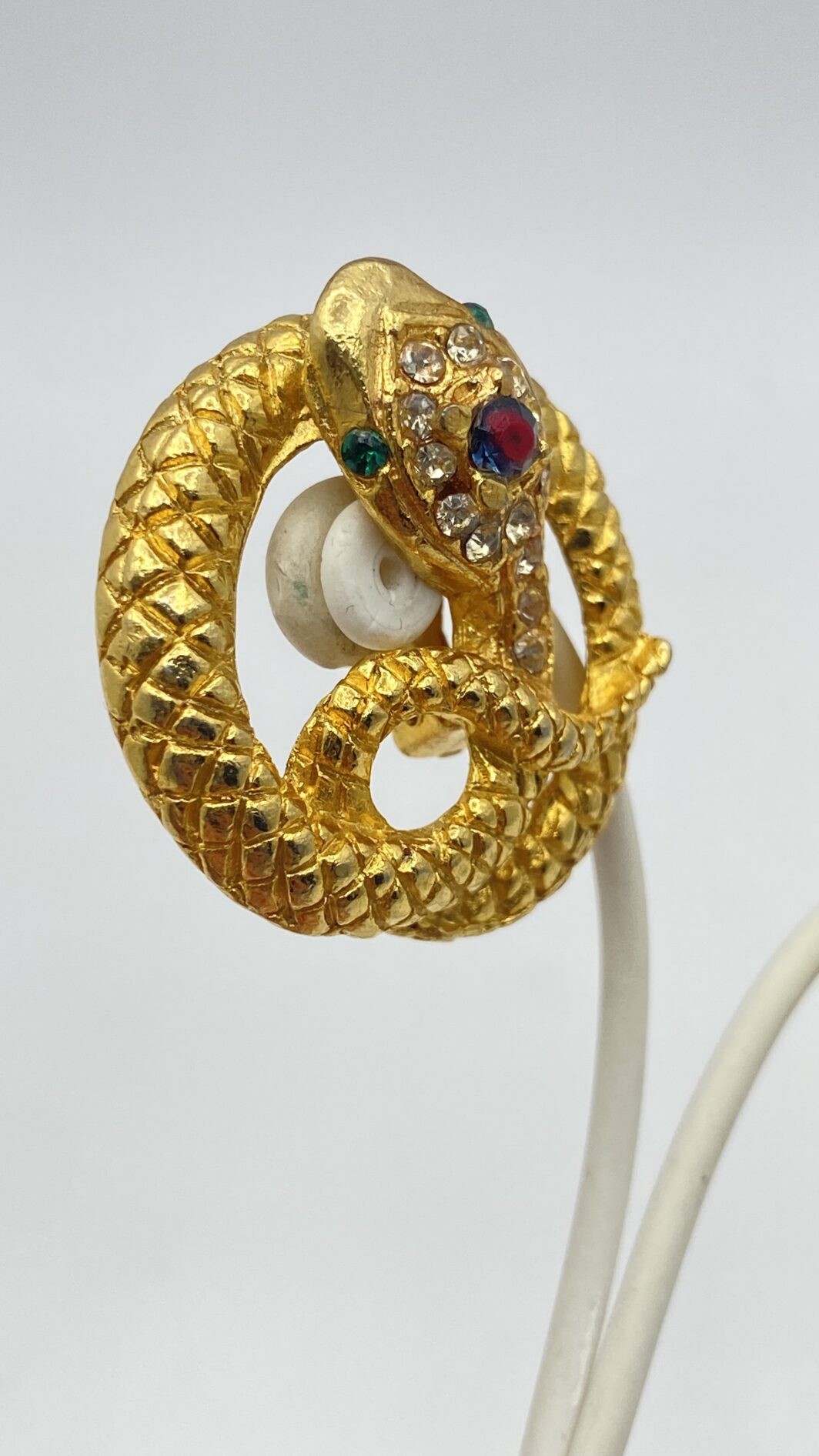 ORECCHINI VINTAGE CON SERPENTI IN METALLO GOLDTONE E CRISTALLI POLICROMI. BIGIOTTERIA ANNI ‘80. - immagine 10