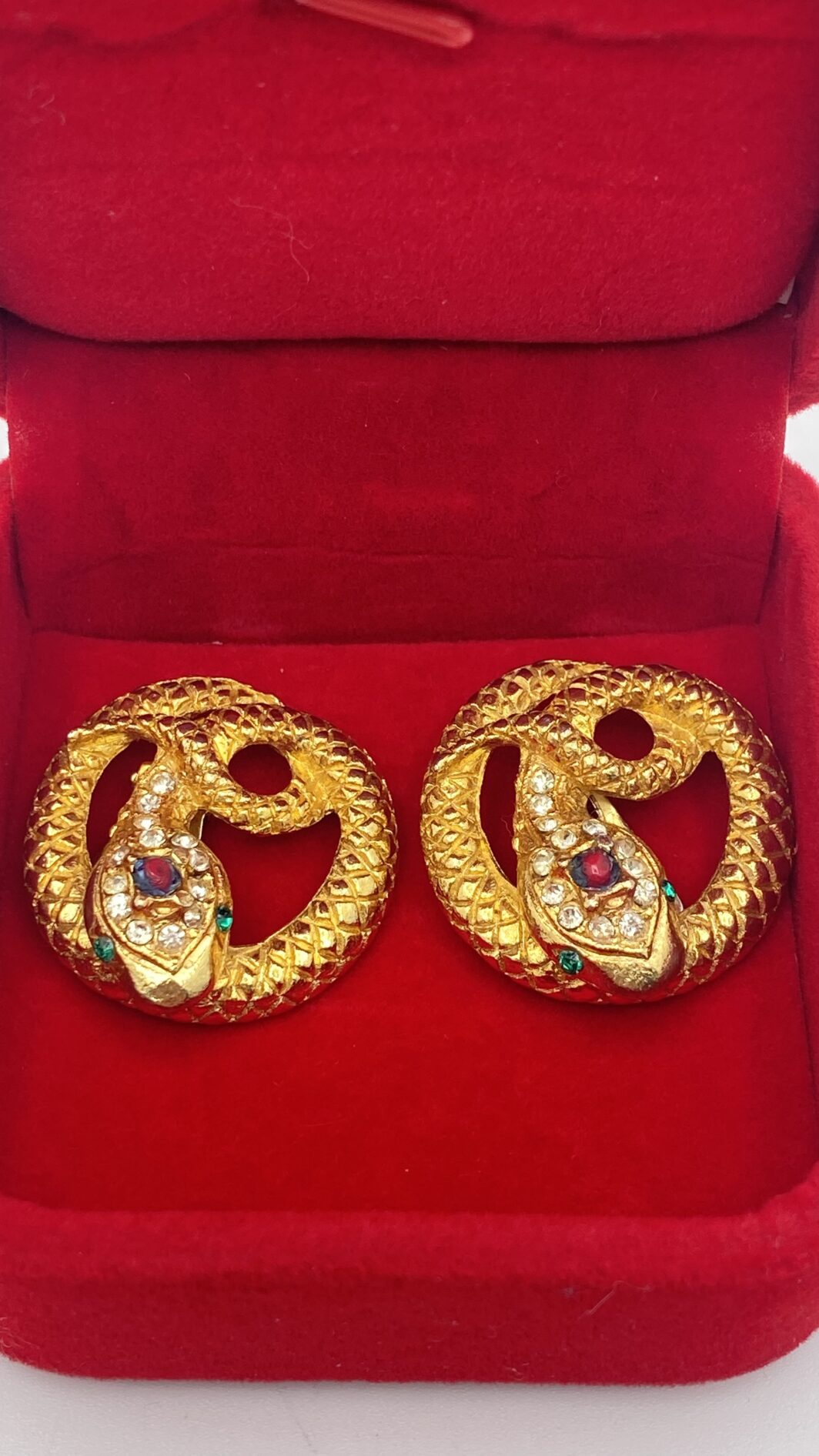 ORECCHINI VINTAGE CON SERPENTI IN METALLO GOLDTONE E CRISTALLI POLICROMI. BIGIOTTERIA ANNI ‘80. - immagine 2