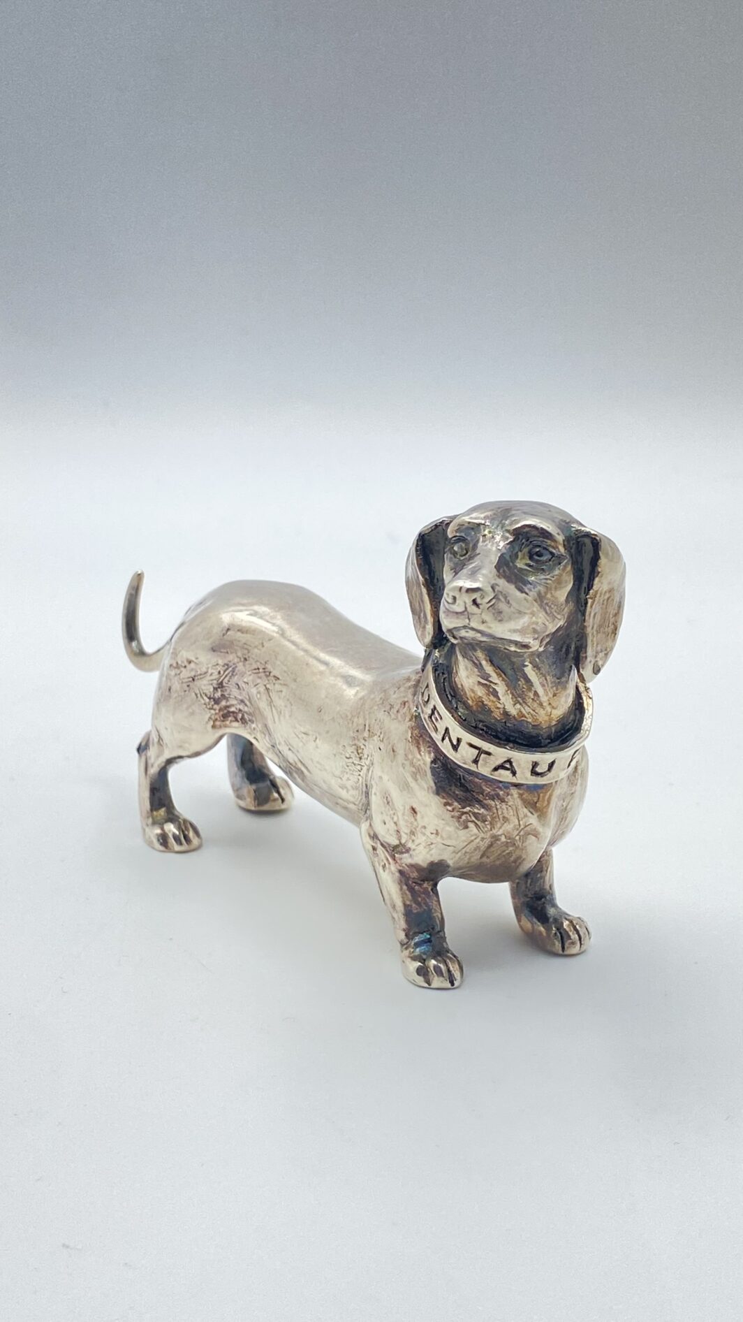 PREGIATA SCULTURA DI CANE BASSOTTO TEDESCO, IN ARGENTO, REALIZZATA CON TECNICA DELLA FUSIONE A CERA PERSA. ITALIA, VINTAGE, XX sec. - immagine 2