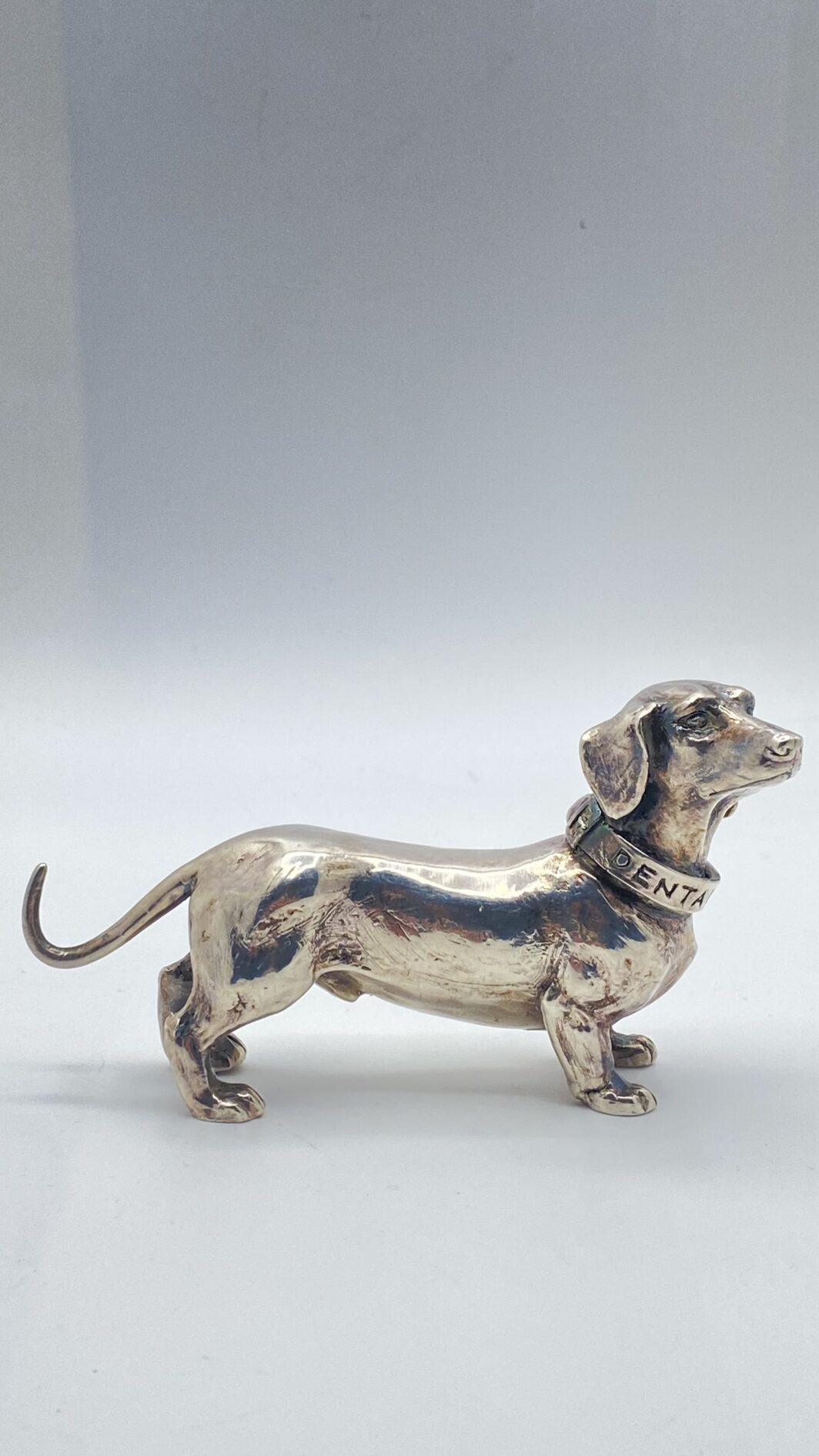 PREGIATA SCULTURA DI CANE BASSOTTO TEDESCO, IN ARGENTO, REALIZZATA CON TECNICA DELLA FUSIONE A CERA PERSA. ITALIA, VINTAGE, XX sec.