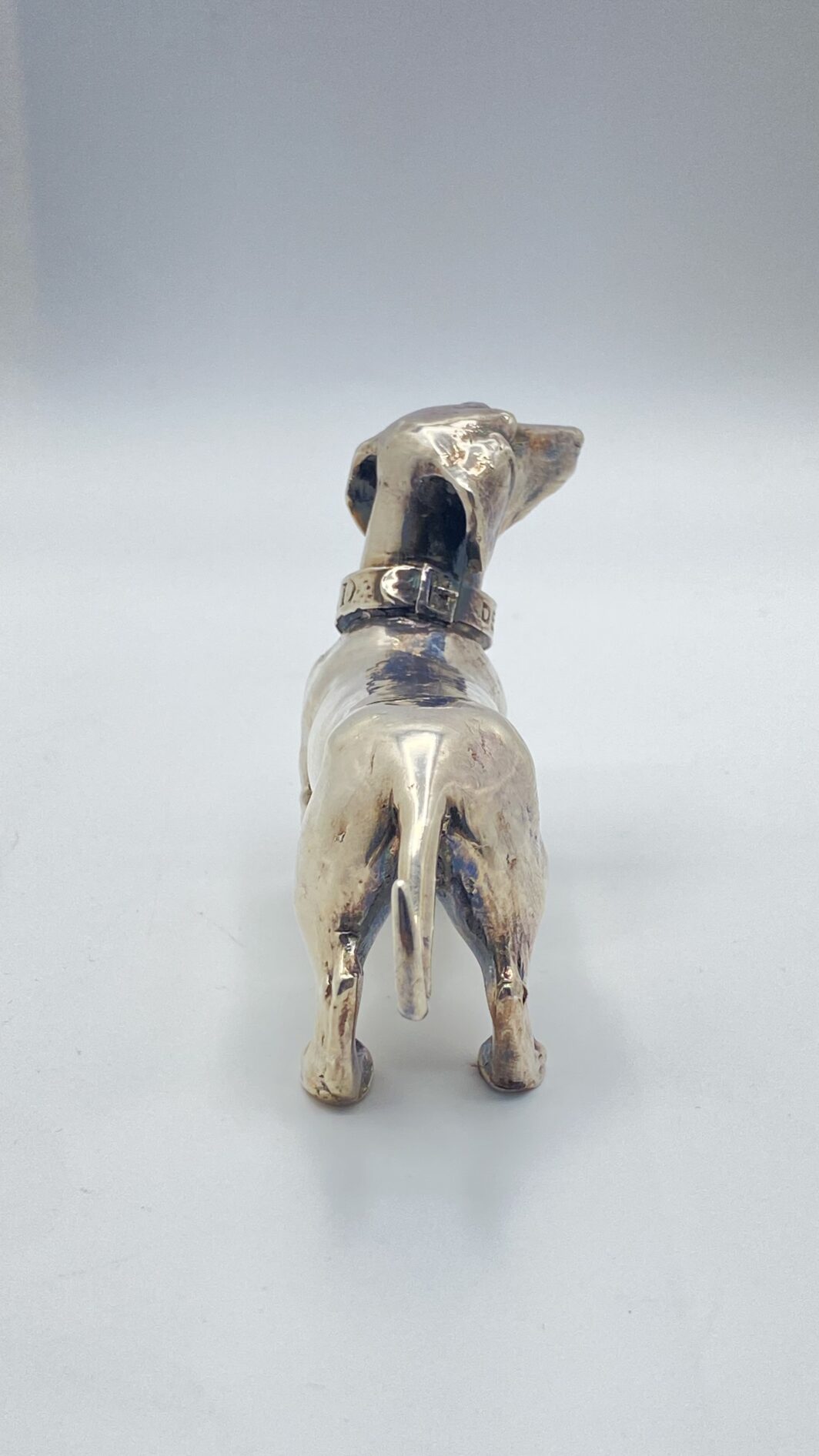 PREGIATA SCULTURA DI CANE BASSOTTO TEDESCO, IN ARGENTO, REALIZZATA CON TECNICA DELLA FUSIONE A CERA PERSA. ITALIA, VINTAGE, XX sec. - immagine 3