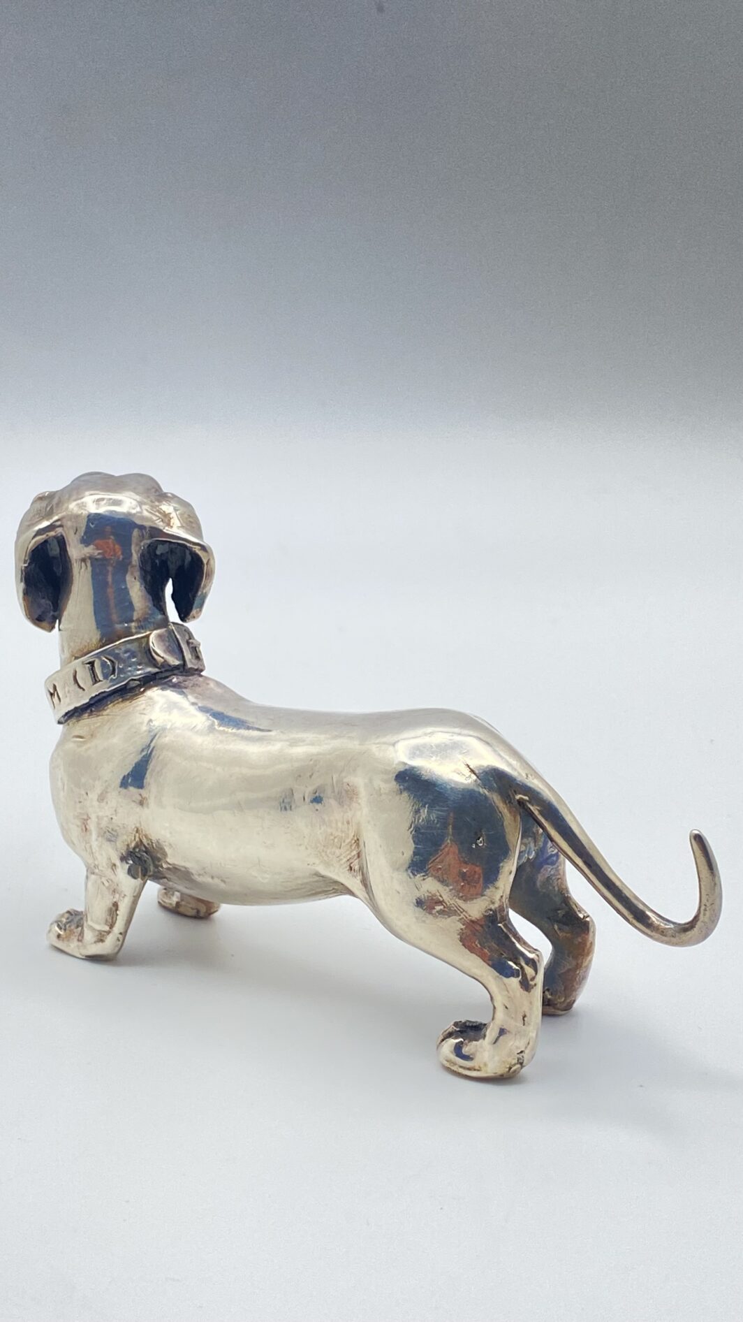 PREGIATA SCULTURA DI CANE BASSOTTO TEDESCO, IN ARGENTO, REALIZZATA CON TECNICA DELLA FUSIONE A CERA PERSA. ITALIA, VINTAGE, XX sec. - immagine 4