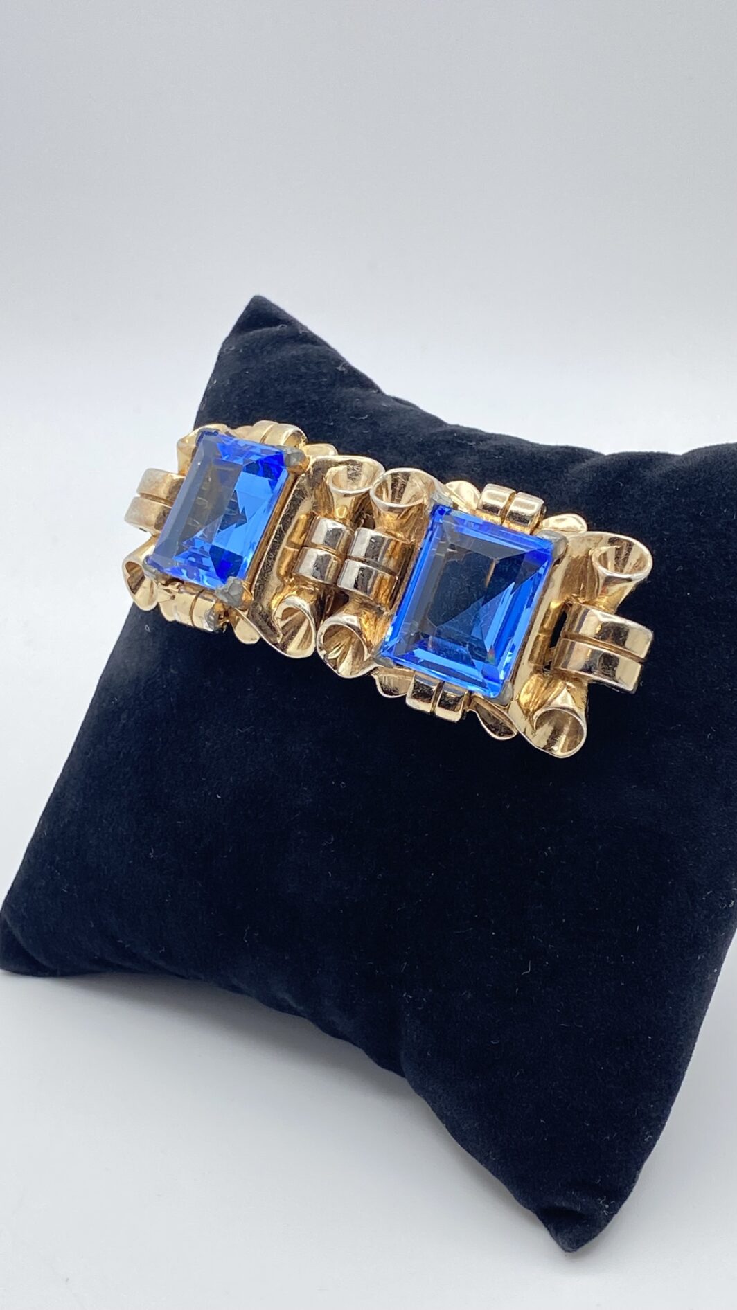 STRAORDINARIA DOUETTE FIRMATA CORO, CON GRANDI CRISTALLI BLU ZAFFIRO, IN METALLO GOLDTONE. BIGIOTTERIA AMERICANA VINTAGE ANNI ‘40. - immagine 2