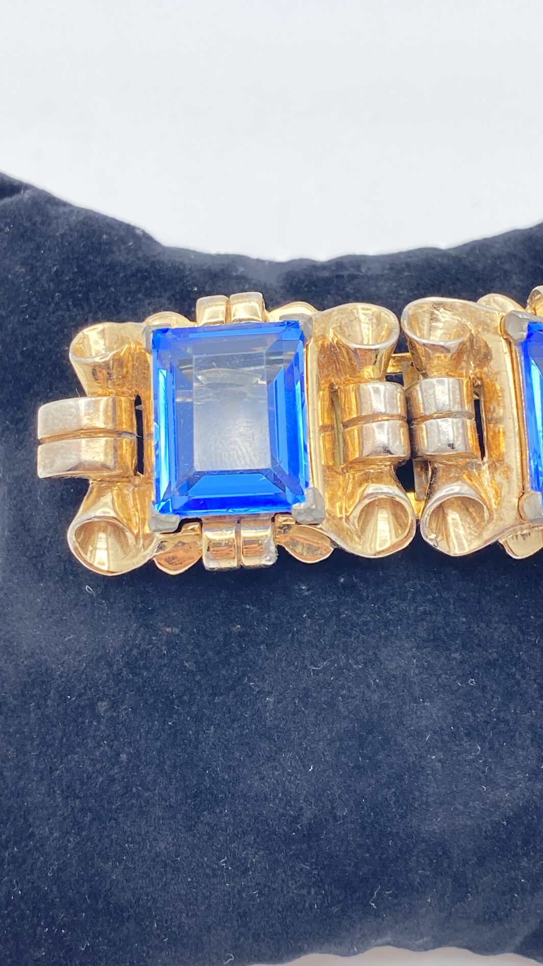 STRAORDINARIA DOUETTE FIRMATA CORO, CON GRANDI CRISTALLI BLU ZAFFIRO, IN METALLO GOLDTONE. BIGIOTTERIA AMERICANA VINTAGE ANNI ‘40. - immagine 6