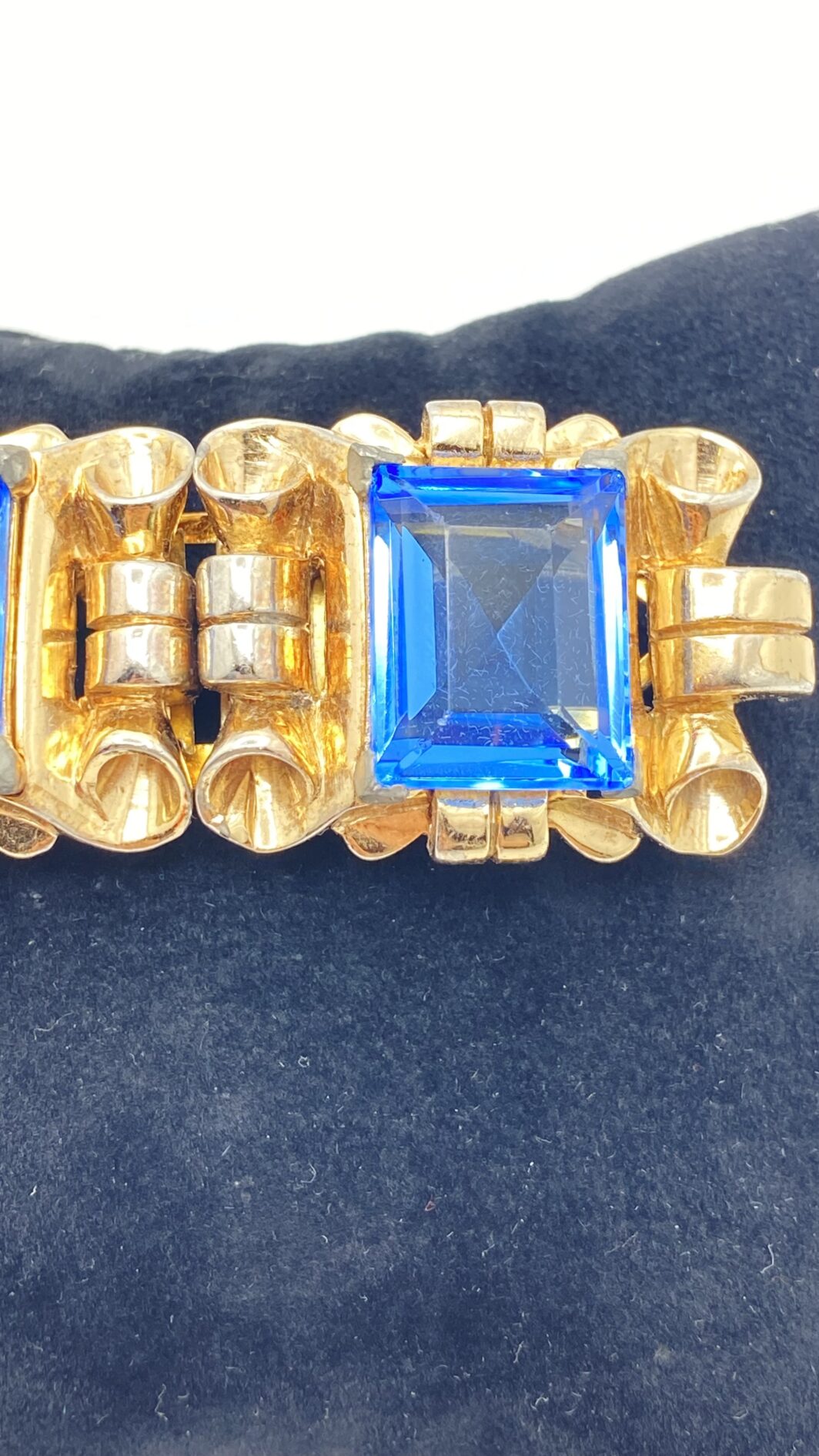 STRAORDINARIA DOUETTE FIRMATA CORO, CON GRANDI CRISTALLI BLU ZAFFIRO, IN METALLO GOLDTONE. BIGIOTTERIA AMERICANA VINTAGE ANNI ‘40. - immagine 5