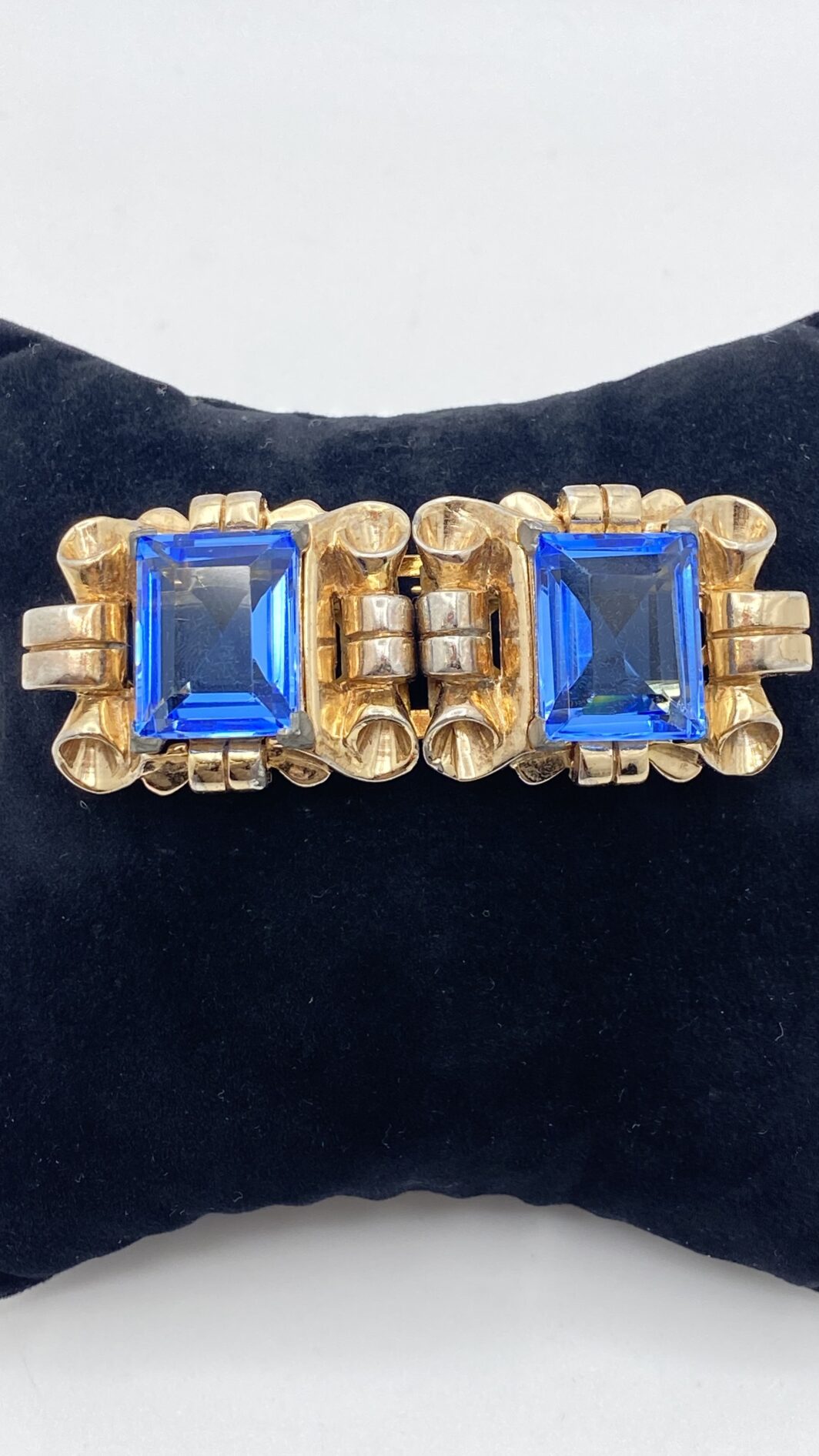 STRAORDINARIA DOUETTE FIRMATA CORO, CON GRANDI CRISTALLI BLU ZAFFIRO, IN METALLO GOLDTONE. BIGIOTTERIA AMERICANA VINTAGE ANNI ‘40. - immagine 4