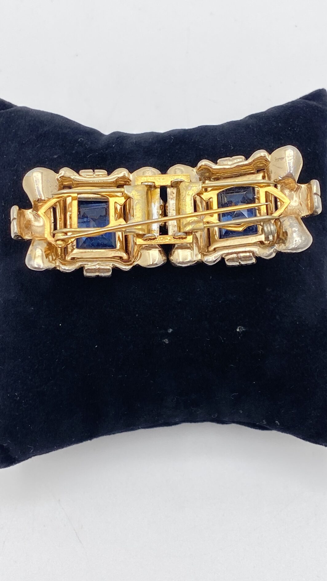 STRAORDINARIA DOUETTE FIRMATA CORO, CON GRANDI CRISTALLI BLU ZAFFIRO, IN METALLO GOLDTONE. BIGIOTTERIA AMERICANA VINTAGE ANNI ‘40. - immagine 12