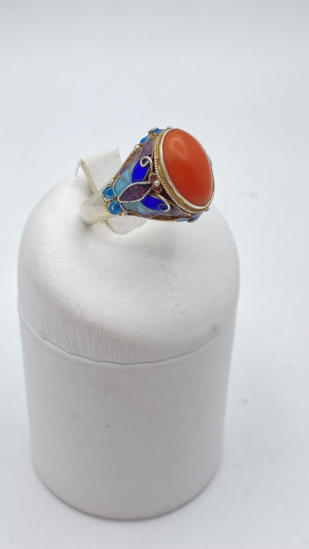 RAFFINATO ANELLO ANTICO CINESE IN ARGENTO CON SMALTI CLOISONNÉ E CORALLO ROSSO, PRIMI ’900. - immagine 8