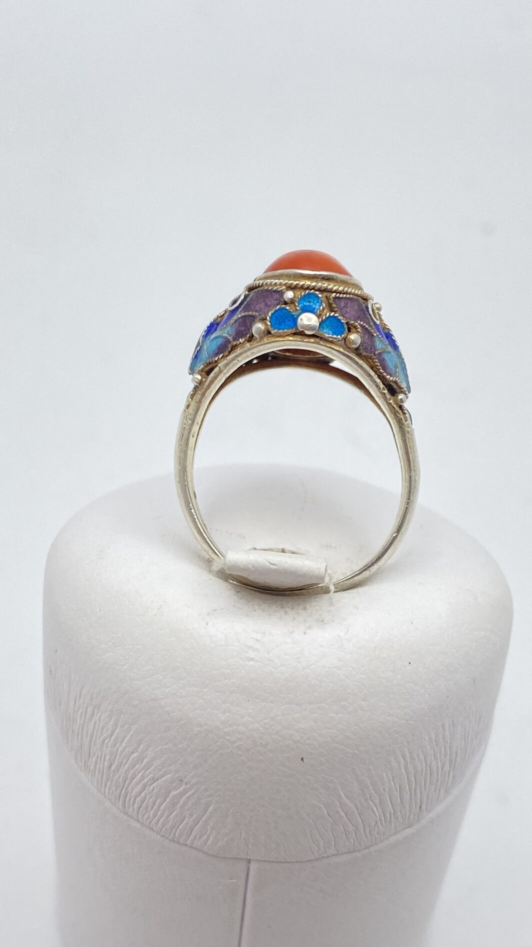 RAFFINATO ANELLO ANTICO CINESE IN ARGENTO CON SMALTI CLOISONNÉ E CORALLO ROSSO, PRIMI ’900. - immagine 10