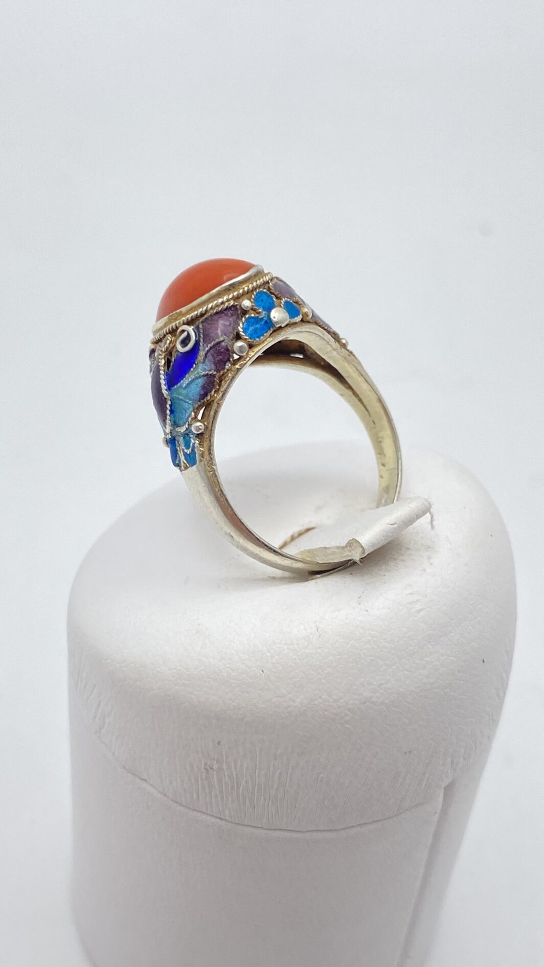 RAFFINATO ANELLO ANTICO CINESE IN ARGENTO CON SMALTI CLOISONNÉ E CORALLO ROSSO, PRIMI ’900. - immagine 15