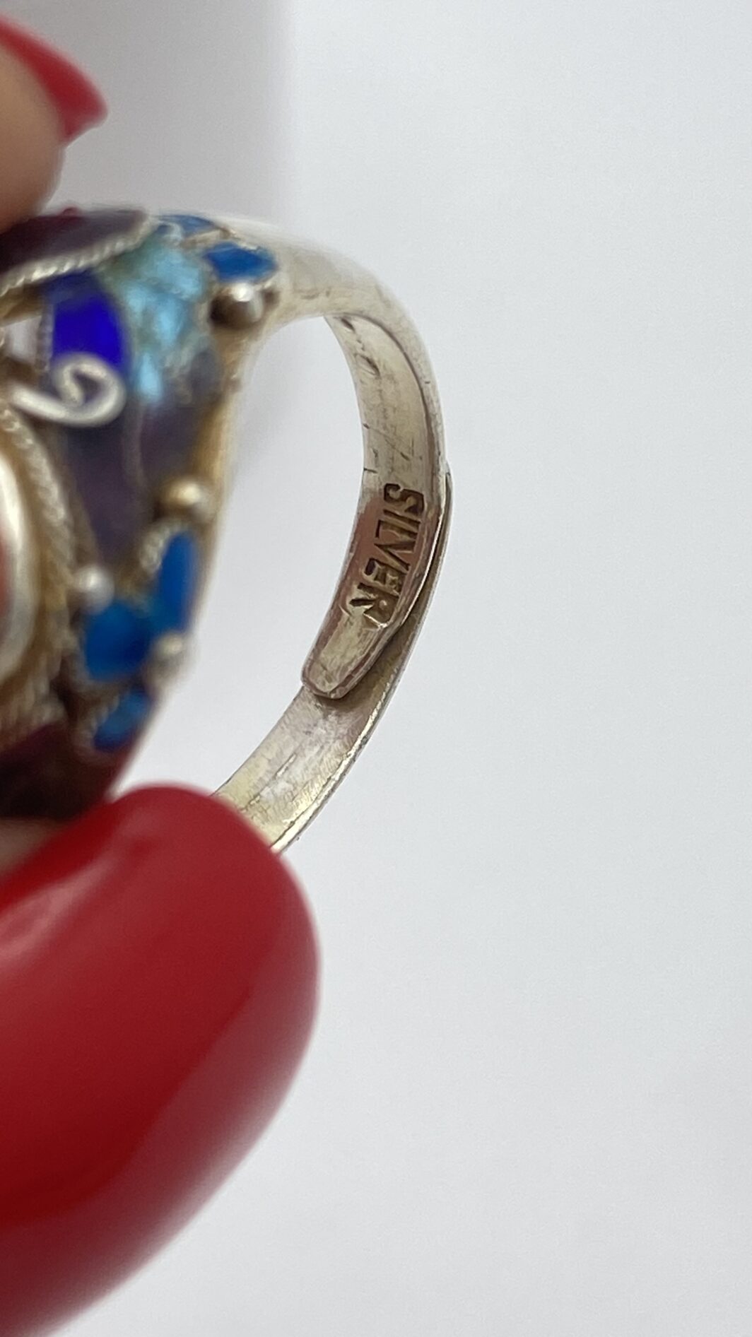 RAFFINATO ANELLO ANTICO CINESE IN ARGENTO CON SMALTI CLOISONNÉ E CORALLO ROSSO, PRIMI ’900. - immagine 11