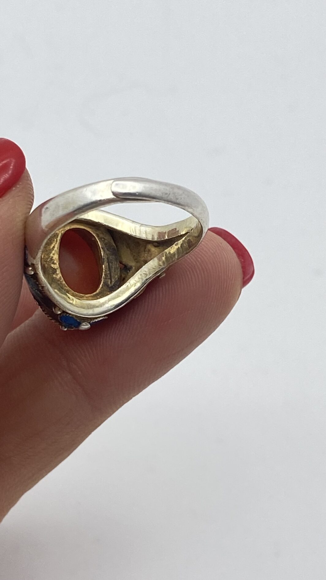 RAFFINATO ANELLO ANTICO CINESE IN ARGENTO CON SMALTI CLOISONNÉ E CORALLO ROSSO, PRIMI ’900. - immagine 12