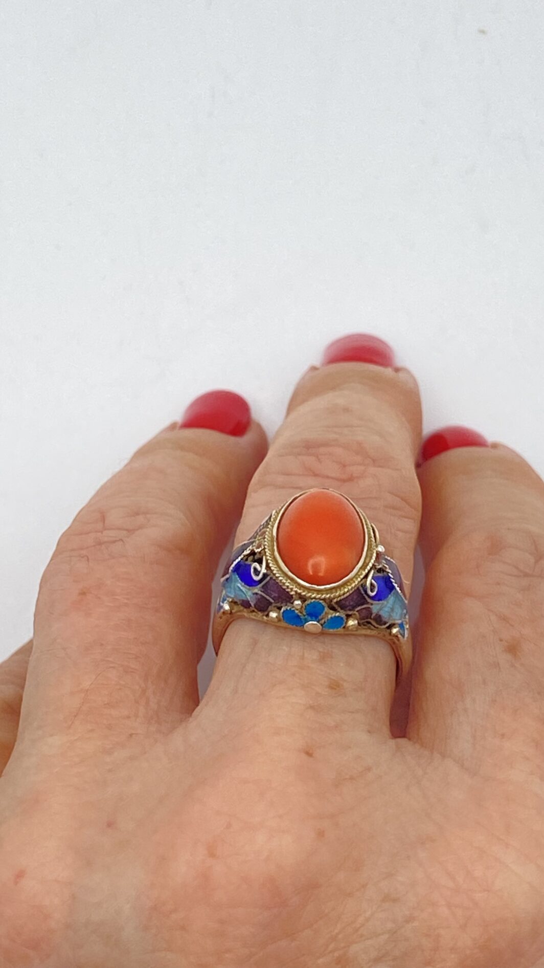 RAFFINATO ANELLO ANTICO CINESE IN ARGENTO CON SMALTI CLOISONNÉ E CORALLO ROSSO, PRIMI ’900. - immagine 13