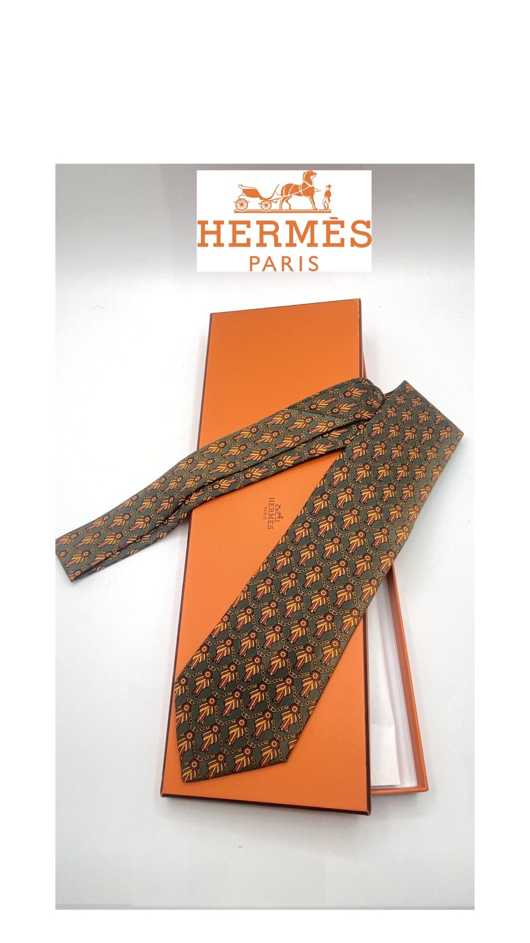 HERMÈS. CRAVATTA VINTAGE IN TWILL DI SETA PURA 100%. L’ELEGANZA EQUESTRE. CON SCATOLA ORIGINALE.