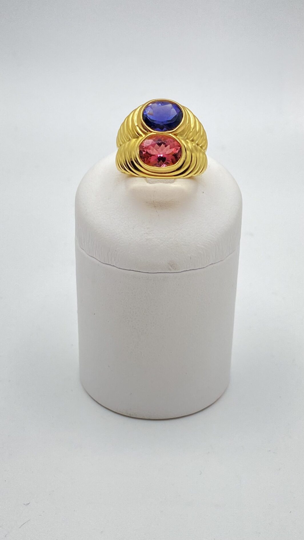 BULGARI PRESTIGE: L’ANELLO ICONICO DEGLI ANNI ‘80, IN ORO 18 CT CON IOLITE E TORMALINA ROSA, RARO E STRAORDINARIO - immagine 14