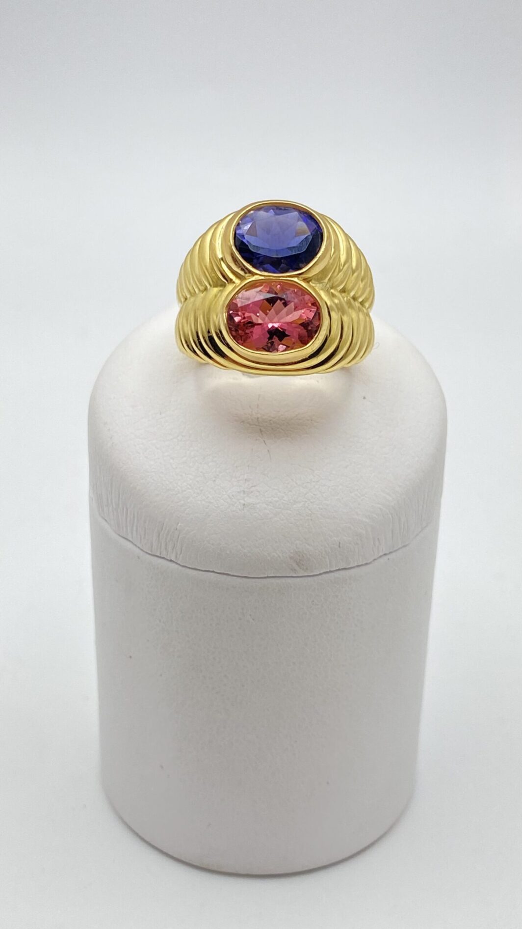 BULGARI PRESTIGE: L’ANELLO ICONICO DEGLI ANNI ‘80, IN ORO 18 CT CON IOLITE E TORMALINA ROSA, RARO E STRAORDINARIO - immagine 13