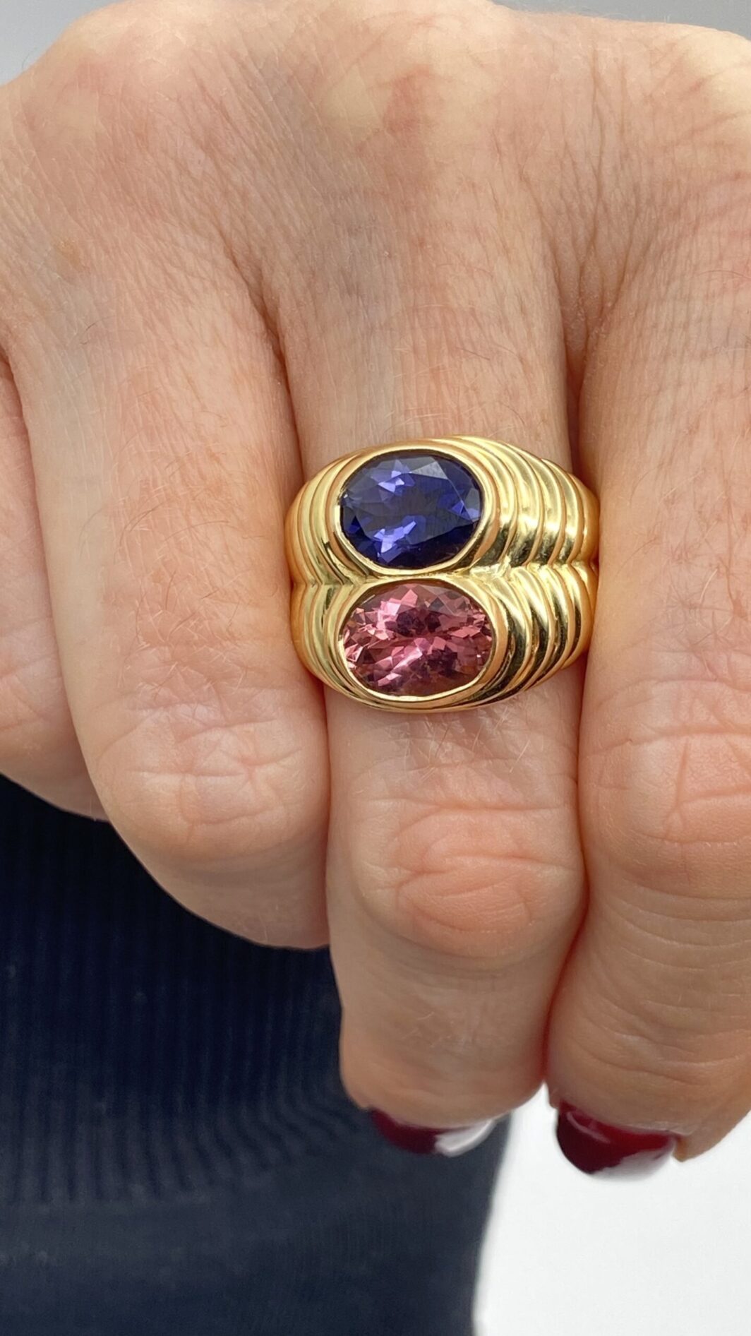 BULGARI PRESTIGE: L’ANELLO ICONICO DEGLI ANNI ‘80, IN ORO 18 CT CON IOLITE E TORMALINA ROSA, RARO E STRAORDINARIO - immagine 8