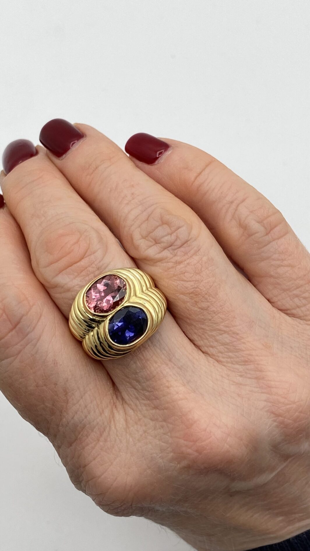 BULGARI PRESTIGE: L’ANELLO ICONICO DEGLI ANNI ‘80, IN ORO 18 CT CON IOLITE E TORMALINA ROSA, RARO E STRAORDINARIO - immagine 7