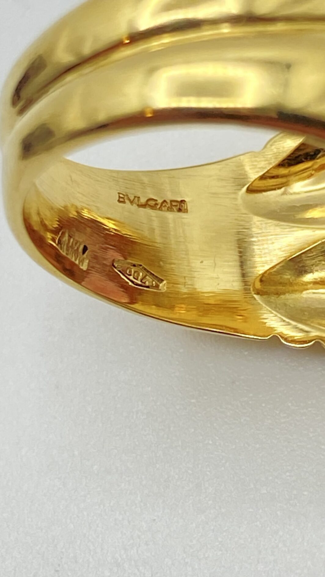 BULGARI PRESTIGE: L’ANELLO ICONICO DEGLI ANNI ‘80, IN ORO 18 CT CON IOLITE E TORMALINA ROSA, RARO E STRAORDINARIO - immagine 6