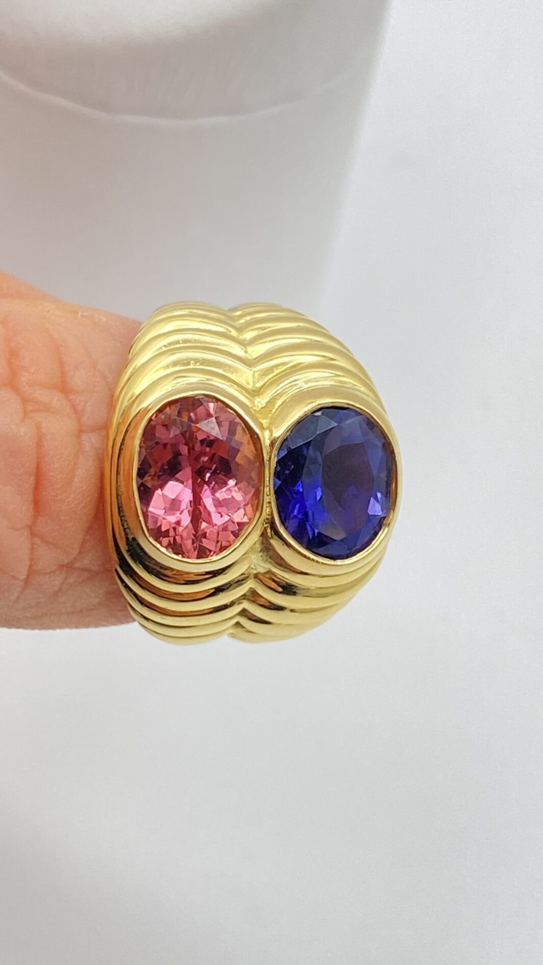 BULGARI PRESTIGE: L’ANELLO ICONICO DEGLI ANNI ‘80, IN ORO 18 CT CON IOLITE E TORMALINA ROSA, RARO E STRAORDINARIO - immagine 4