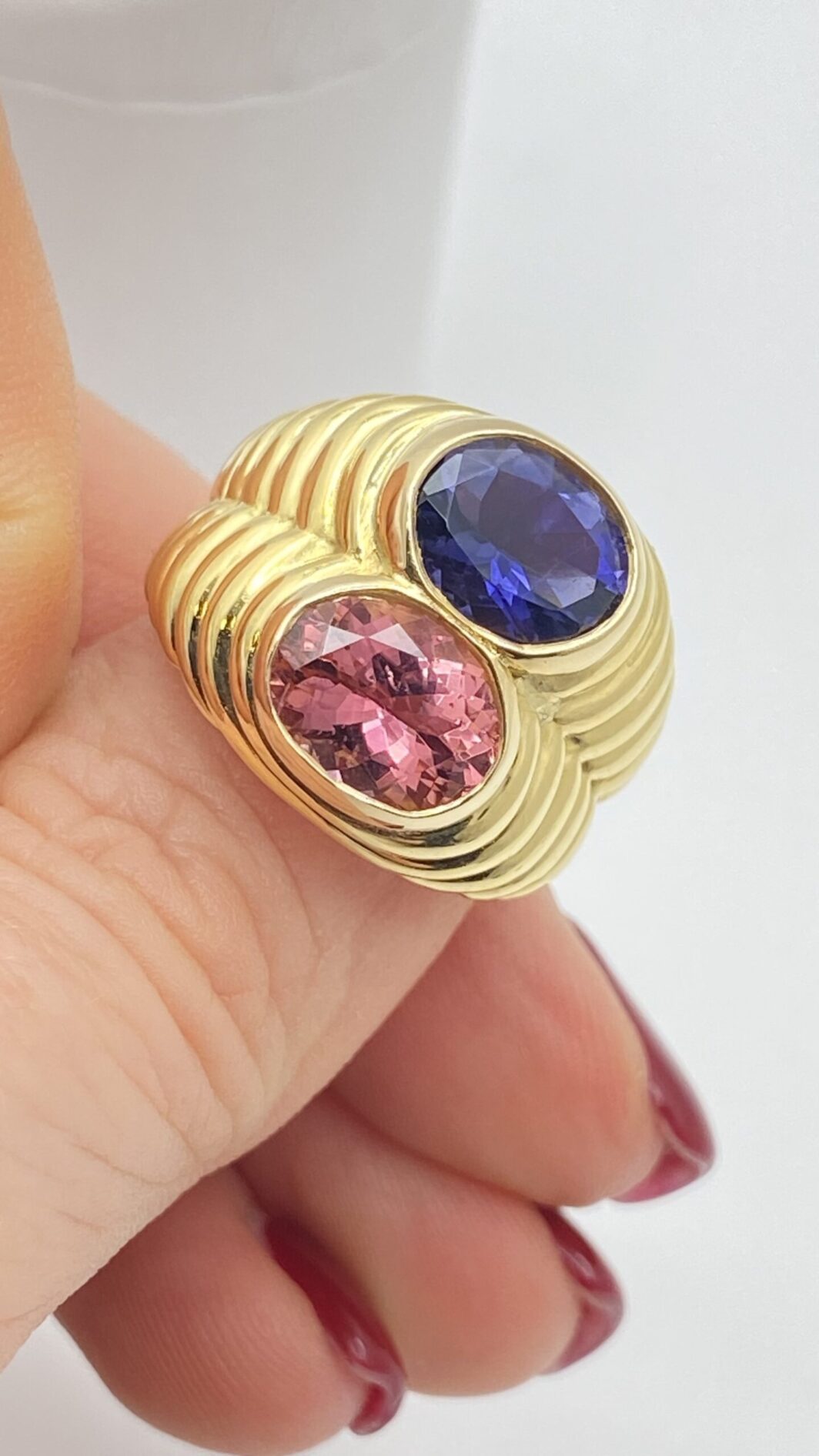 BULGARI PRESTIGE: L’ANELLO ICONICO DEGLI ANNI ‘80, IN ORO 18 CT CON IOLITE E TORMALINA ROSA, RARO E STRAORDINARIO - immagine 3