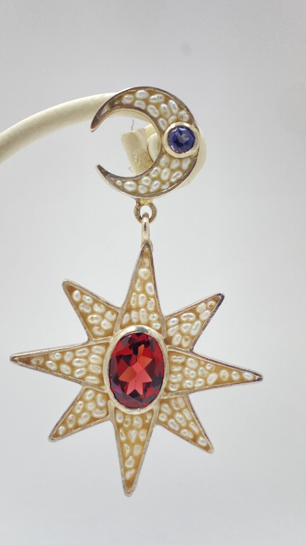 ASTRI ETERNI: LA MAGIA DEL CLOISONNÉ IN PERLE! SCUOLA “PERCOSSI PAPI” MAGNIFICO PAIO DI ORECCHINI IN ARGENTO, PERLE E PIETRE PREZIOSE, CON PERNI IN ORO 18 CT. - immagine 15