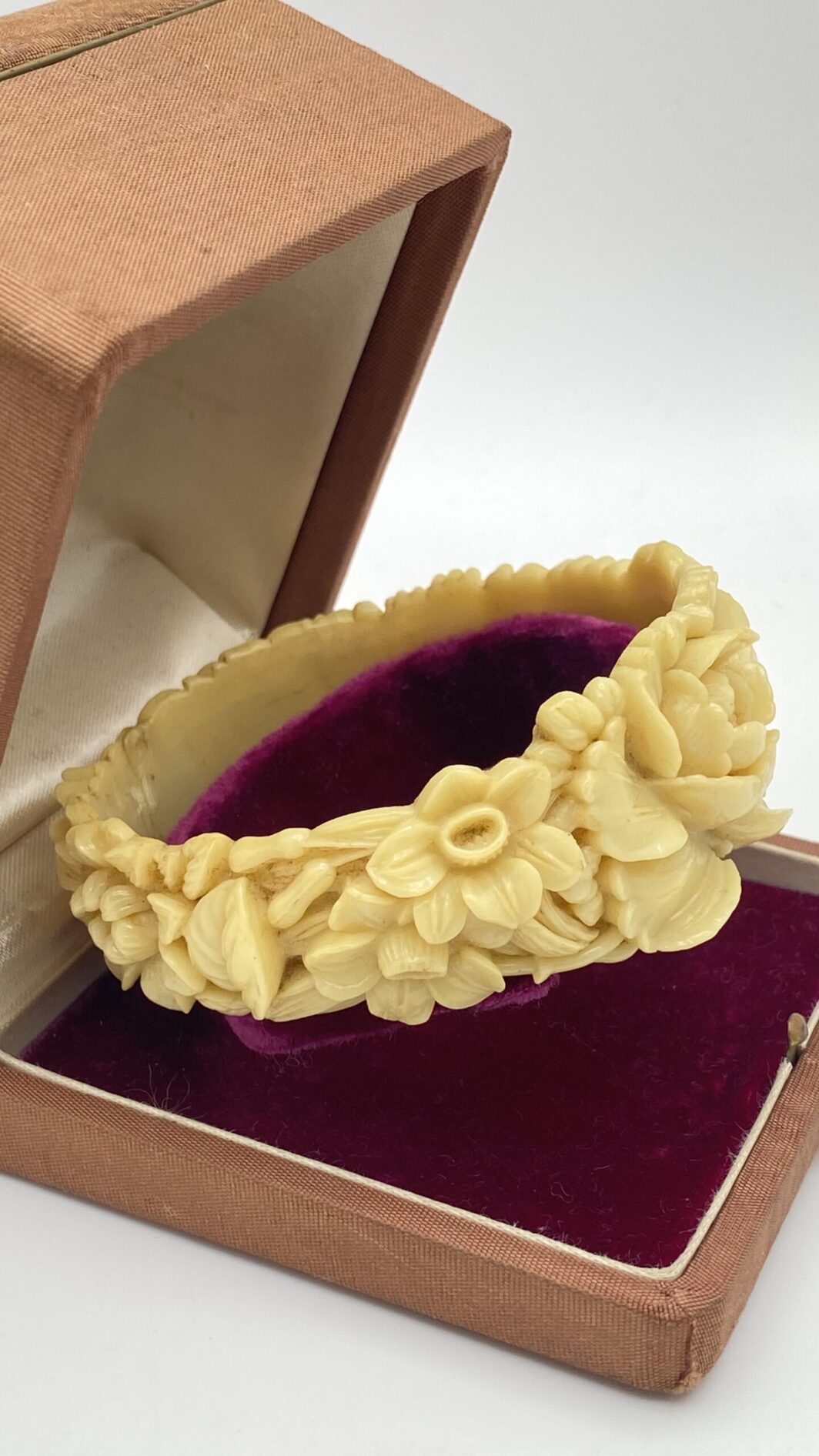 BRACCIALE VVITTORIANO IN CELLULOIDE SCOLPITA A MOTIVI FLOREALI. - immagine 4