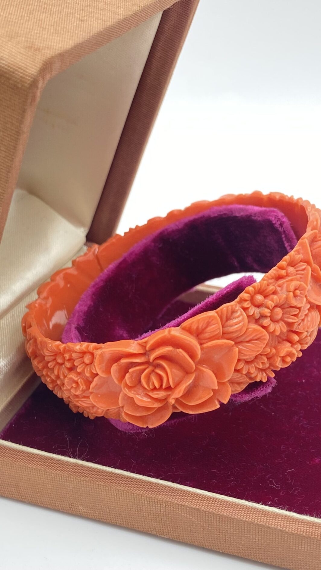 BRACCIALE VITTORIANO IN CELLULOIDE SCOLPITA COLOR CORALLO. - immagine 7